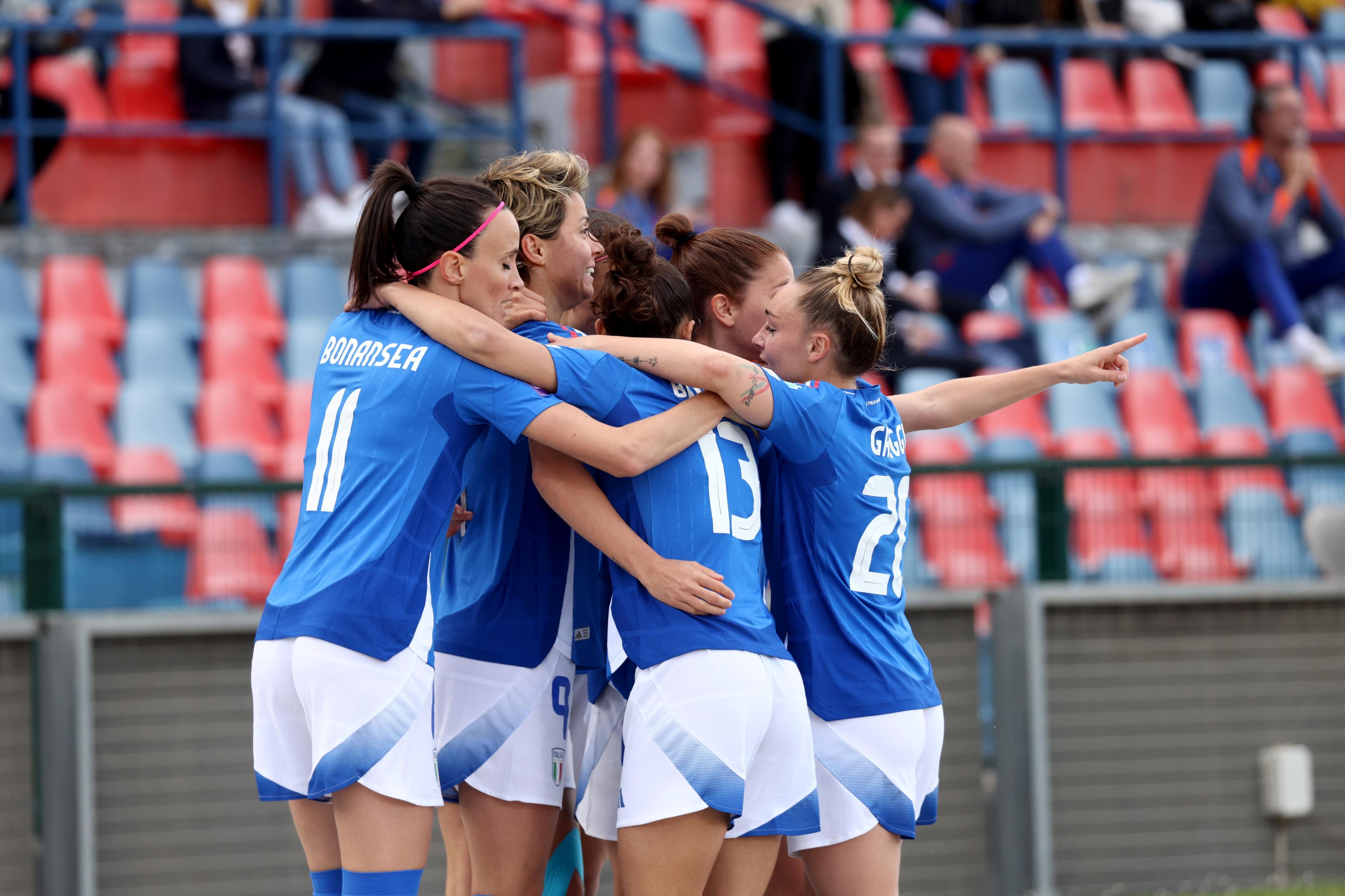 COSENZA, ITALY - APRIL 05: Players of Italy celebrate during the UEFA EURO 2025 Women's Qualifiers between Italy and Netherlands at Stadio San Vito on April 05, 2024 in Cosenza, Italy. (Photo by Maurizio Lagana/Getty Images)