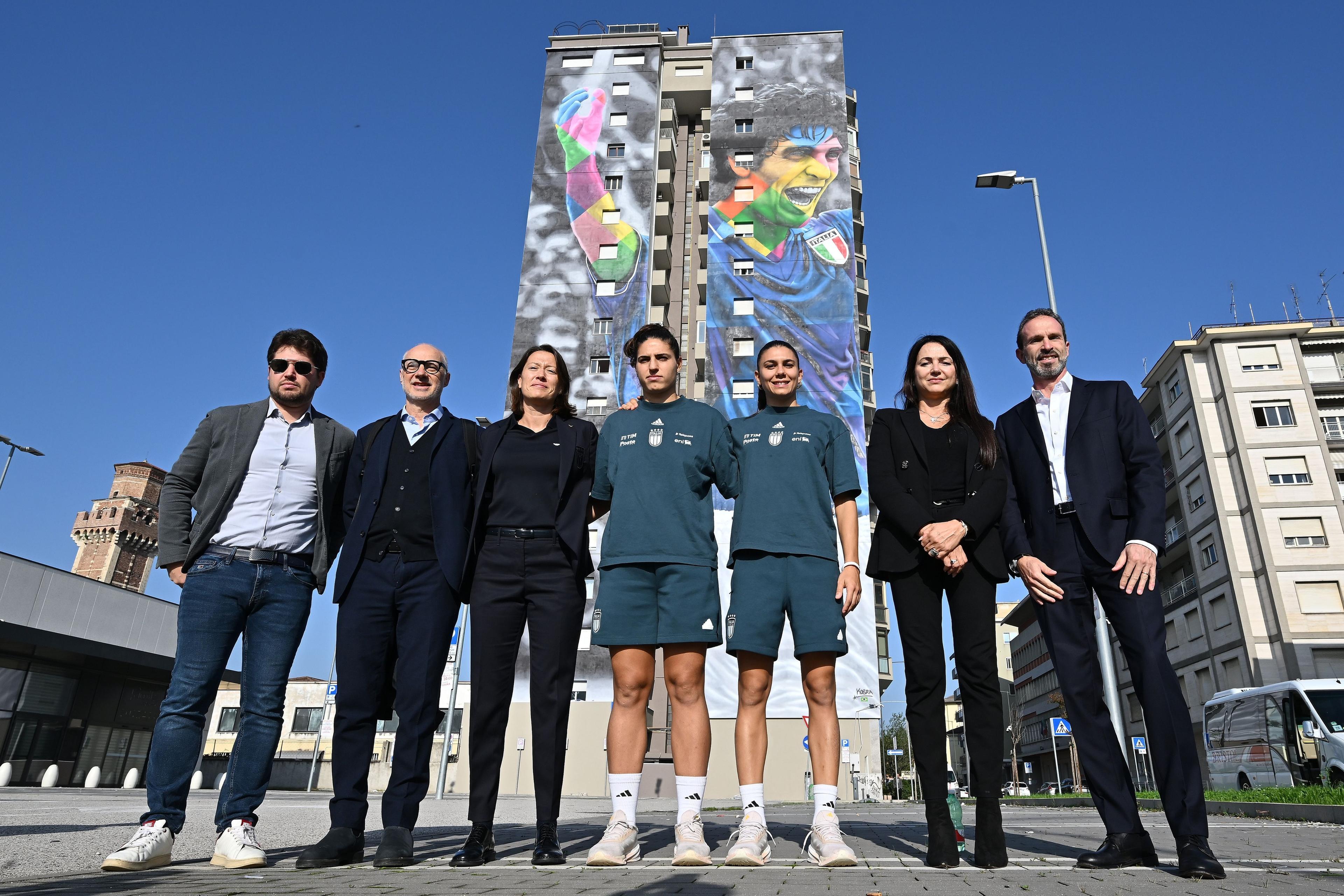 VICENZA, ITALY - OCTOBER 29: Gianni Grazioli, Chiara Marchitelli, Rachele Baldi, Agnese Bonfantini, Federica Cappelletti and Umberto Calcagno during the Italy Women Visits Paolo Rossi Mural & The \\'Museo Del Calcio\\' Exhibition\\' on October 29, 2024 in Vicenza, Italy. (Photo by FIGC/FIGC via Getty Images)