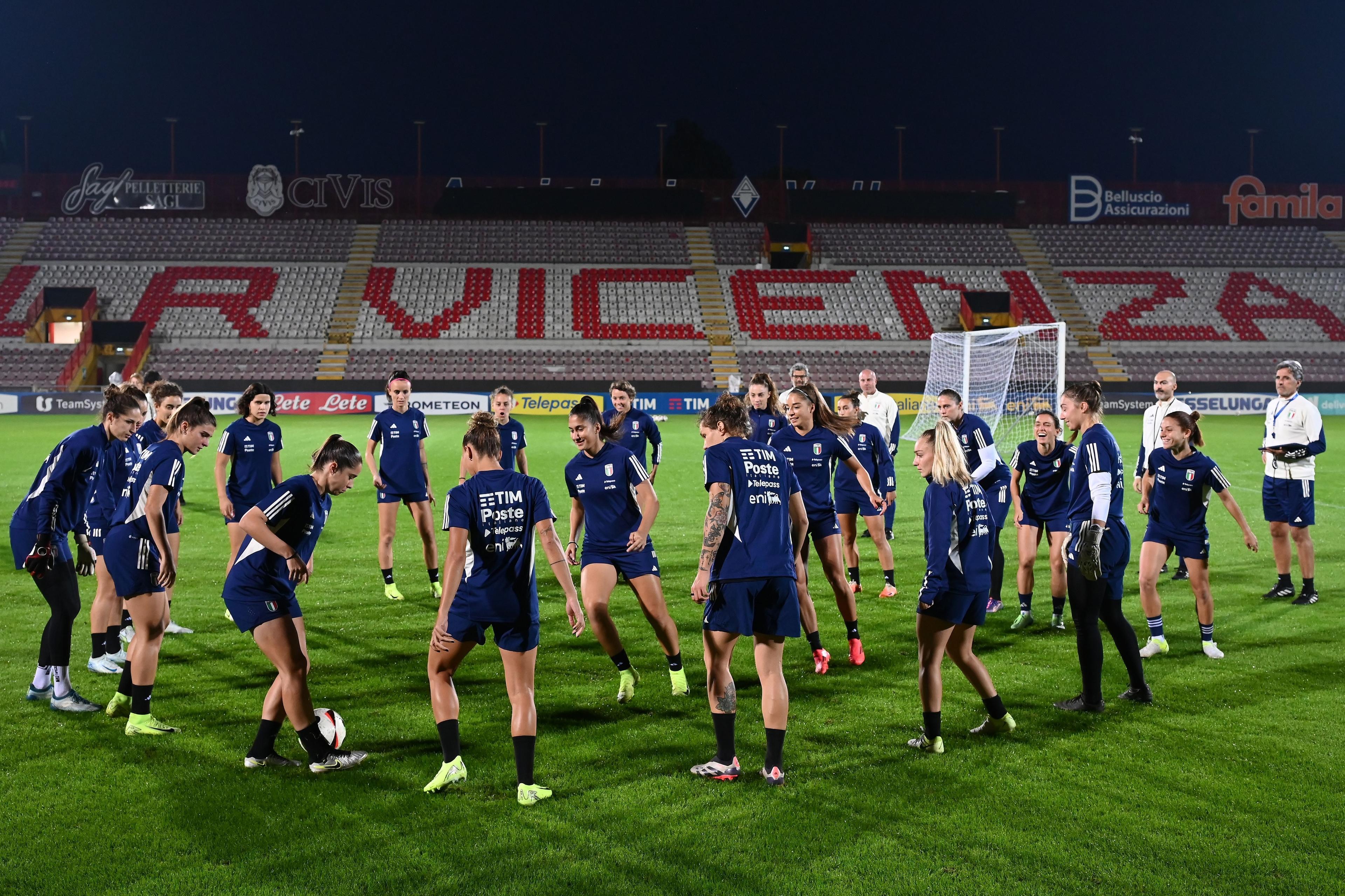 VICENZA, ITALY - OCTOBER 28: Italian players during the Italy Women Training Session & Press Conference at Stadio Romeo Menti on October 28, 2024 in Vicenza, Italy.  (Photo by FIGC/FIGC via Getty Images)