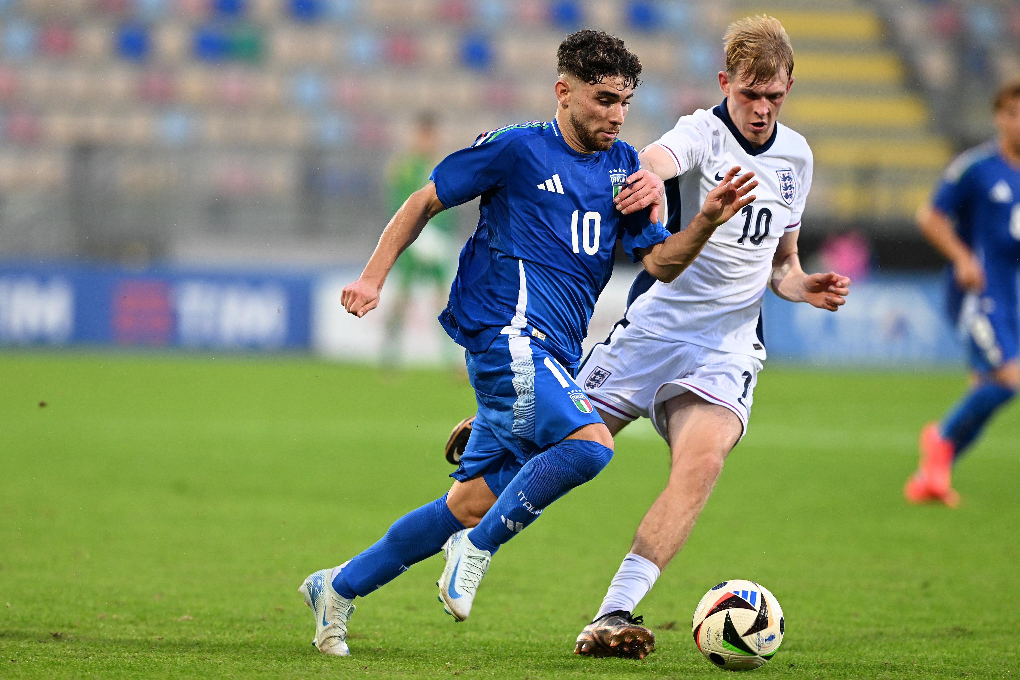 FROSINONE, ITALY - OCTOBER 10: Simone Pafundi of Italy U20 battles for possession with Tobias Collyer of England U20 during the Elite League match between Italy U20 and England U20 at Stadio Benito Stirpe on October 10, 2024 in Frosinone, Italy. (Photo by Francesco Pecoraro - FIGC/FIGC via Getty Images)