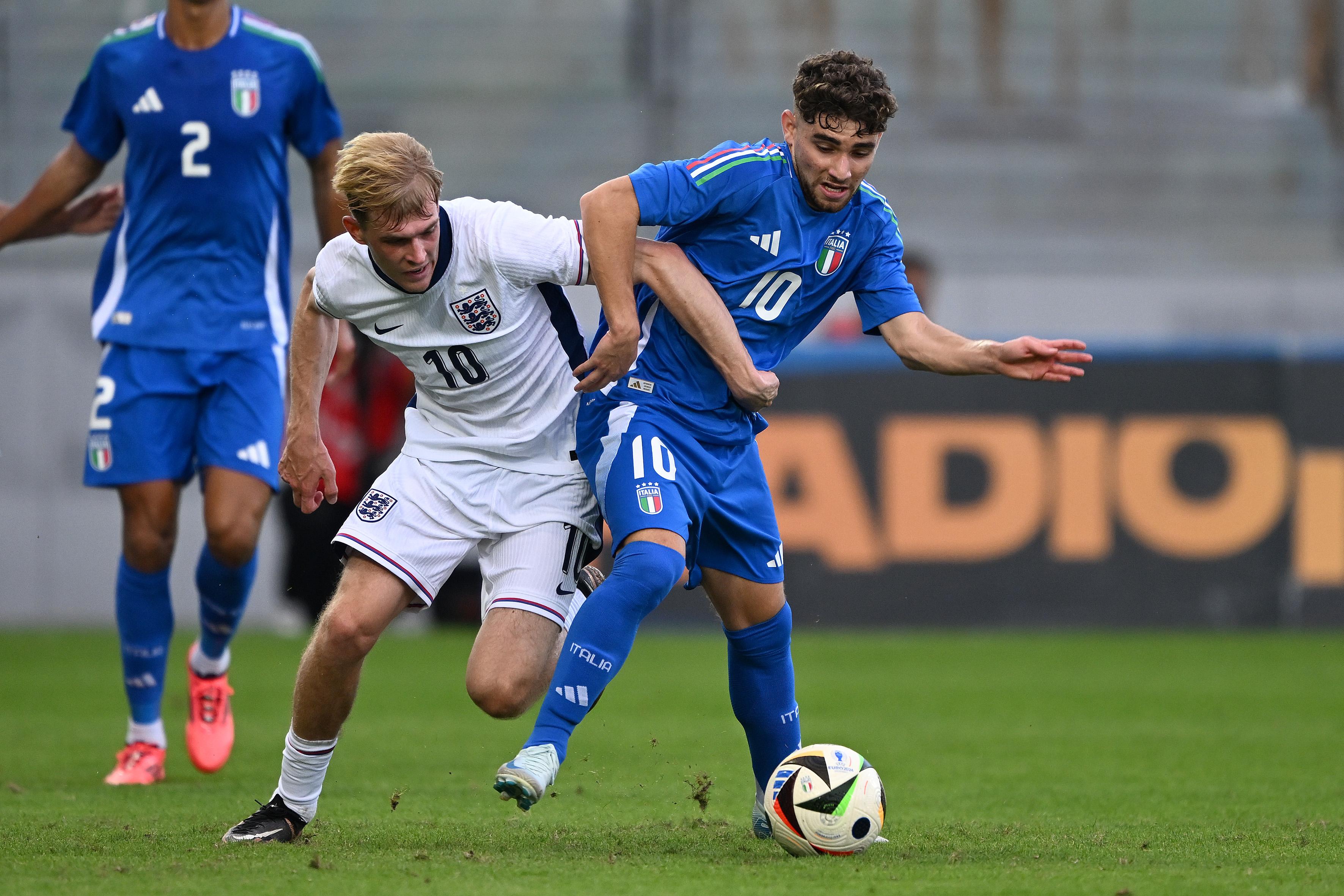 FROSINONE, ITALY - OCTOBER 10: Simone Pafundi of Italy U20 battles for possession with Tobias Collyer of England U20 the Elite League match between Italy U20 and England U20 at Stadio Benito Stirpe on October 10, 2024 in Frosinone, Italy. (Photo by Francesco Pecoraro - FIGC/FIGC via Getty Images)