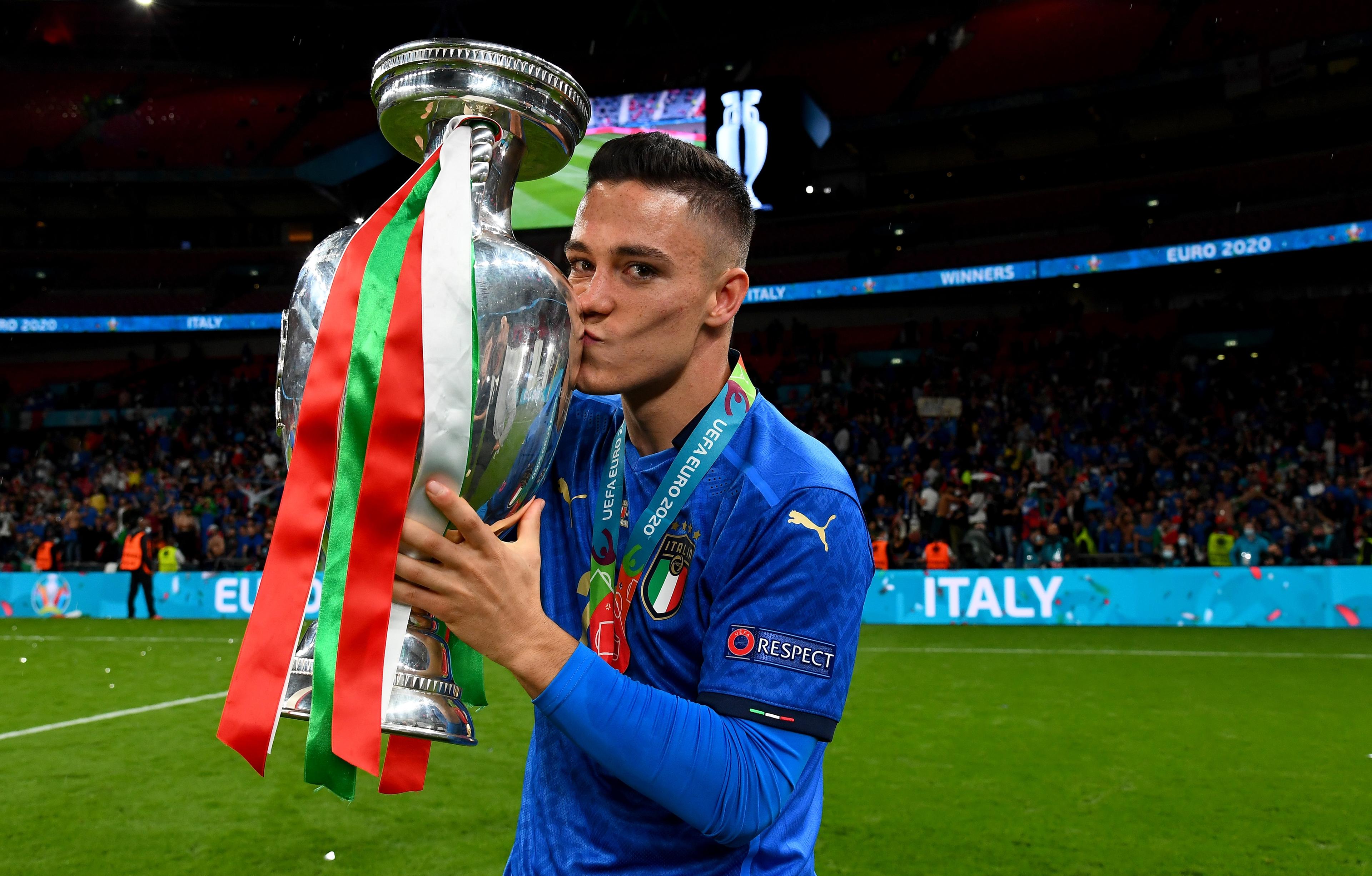 LONDON, ENGLAND - JULY 11: Giacomo Raspadori of Italy celebrates with The Henri Delaunay Trophy following his team's victory in the UEFA Euro 2020 Championship Final between Italy and England at Wembley Stadium on July 11, 2021 in London, England. (Photo by Claudio Villa/Getty Images)