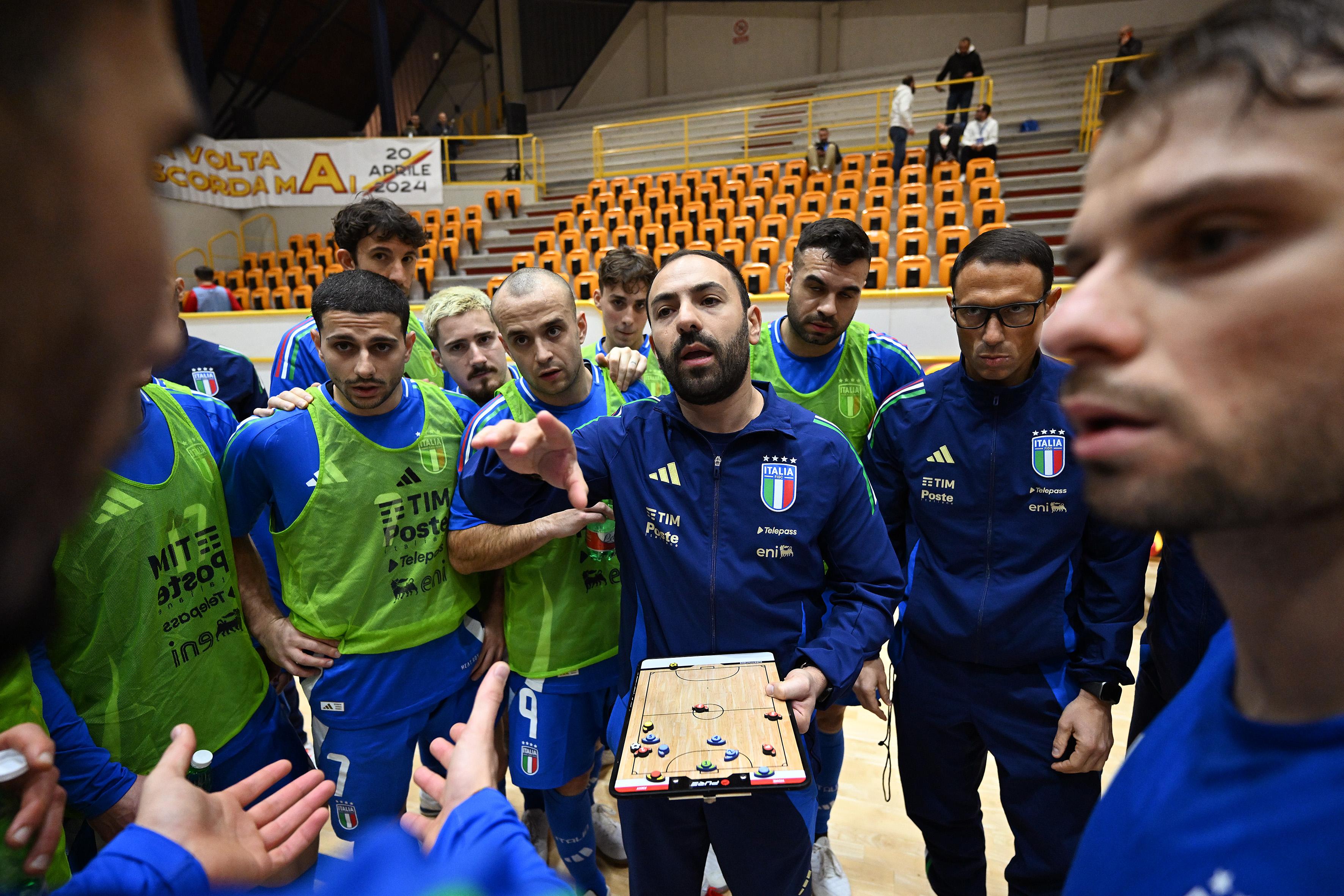 BENEVENTO, ITALY - DECEMBER 17: Salvatore Samperi Italy head coach with his players during the Futsal Friendly match between Italy and Lithuania on December 17, 2024 in Benevento, Italy. (Photo by FIGC/FIGC via Getty Images)