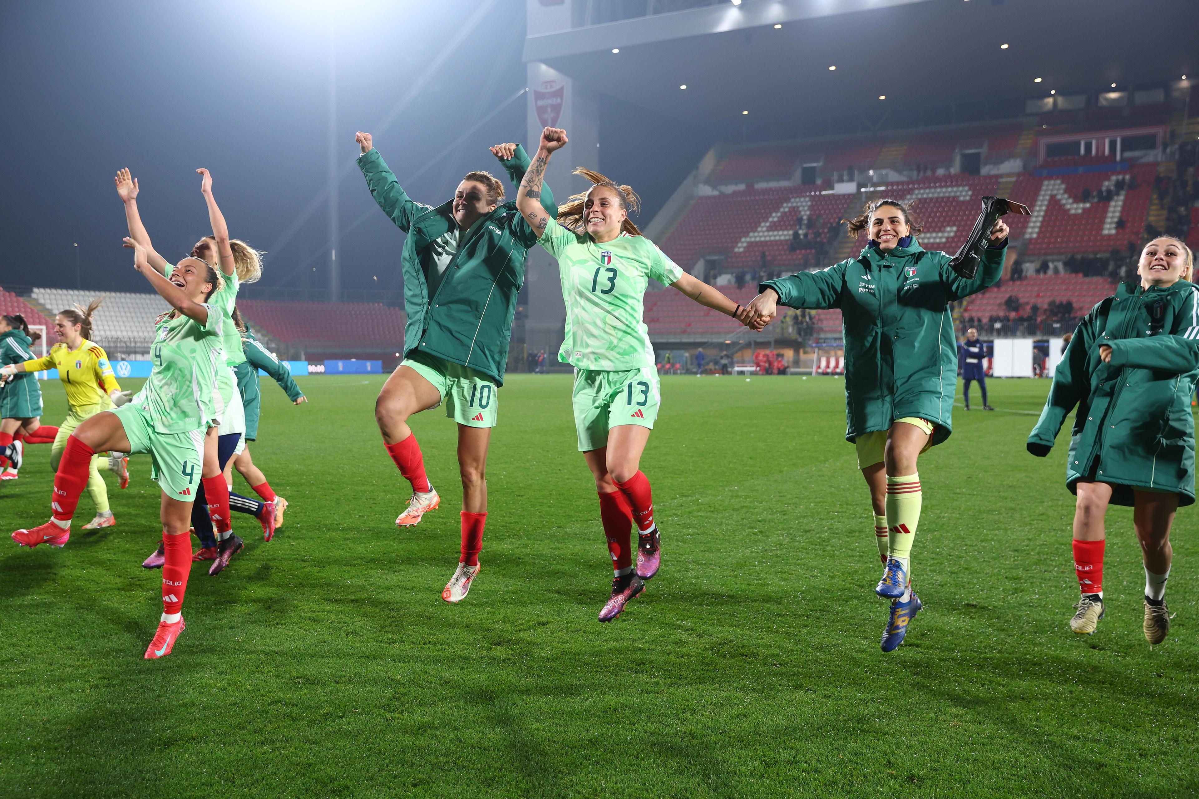 MONZA, ITALY - FEBRUARY 21: Players of Italy celebrate following the UEFA Women's Nations League 2024/25 Group A4 MD1 match between Italy and Wales at Stadio Brianteo on February 21, 2025 in Monza, Italy. (Photo by Francesco Scaccianoce/FIGC via Getty Images)