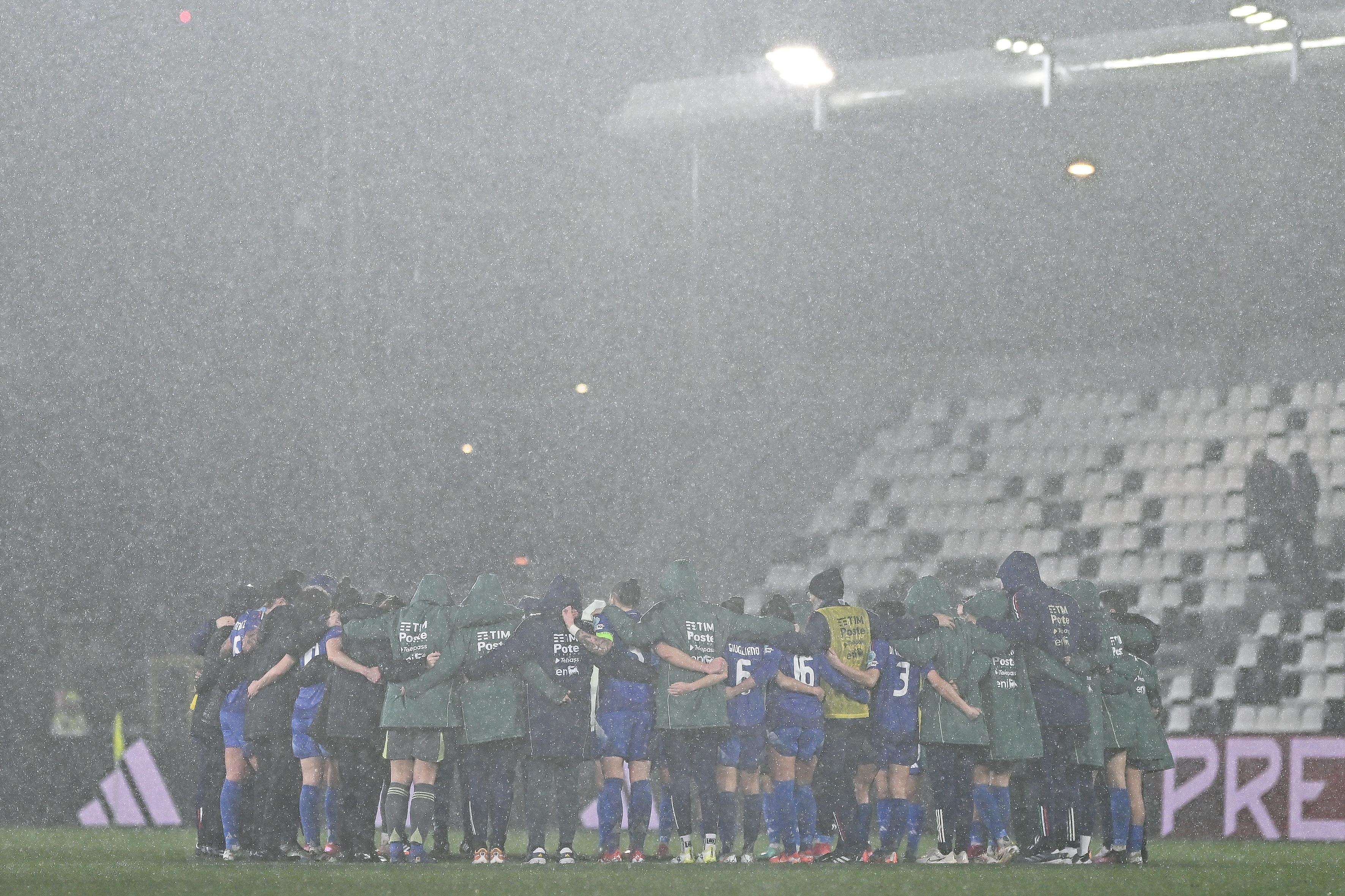 LA SPEZIA, ITALY - FEBRUARY 25: Italy players and staff gather together after the UEFA Women\\'s Nations League 2024/25 Grp A4 MD2 match between Italy and Denmark at Stadio Alberto Picco on February 25, 2025. (Photo by Simone Arveda - FIGC/FIGC via Getty Images)