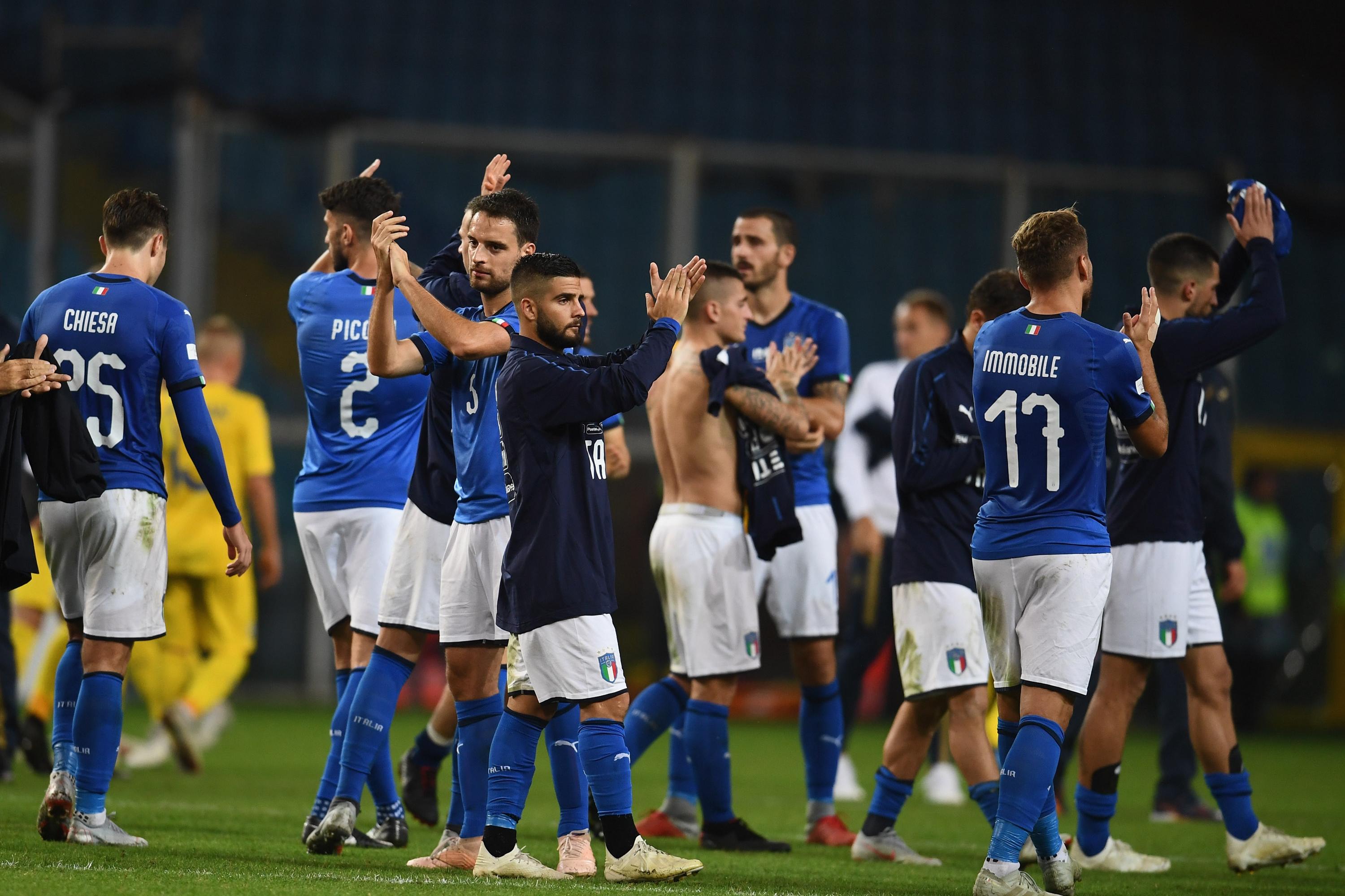 GENOA, ITALY - OCTOBER 10:  Players of Italy  applauds fans after the International Friendly match between Italy and Ukraine on October 10, 2018 in Genoa, Italy.  (Photo by Claudio Villa/Getty Images)