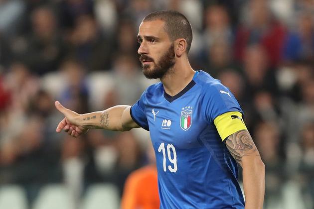 Battaglia contro il cancro: all’asta le maglie azzurre indossate da Balotelli e Bonucci