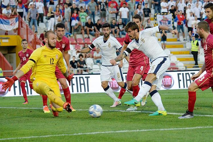 VICENZA, ITALY - SEPTEMBER 02:  Alessio Romagnoli (R) of Italy U21 competes during the UEFA European U21 Championships Qualifier between Italy U21 and Serbia U21 at Stadio Romeo Menti on September 2, 2016 in Vicenza, Italy.  (Photo by Dino Panato/Getty Images) *** Local Caption *** Alessio Romagnoli