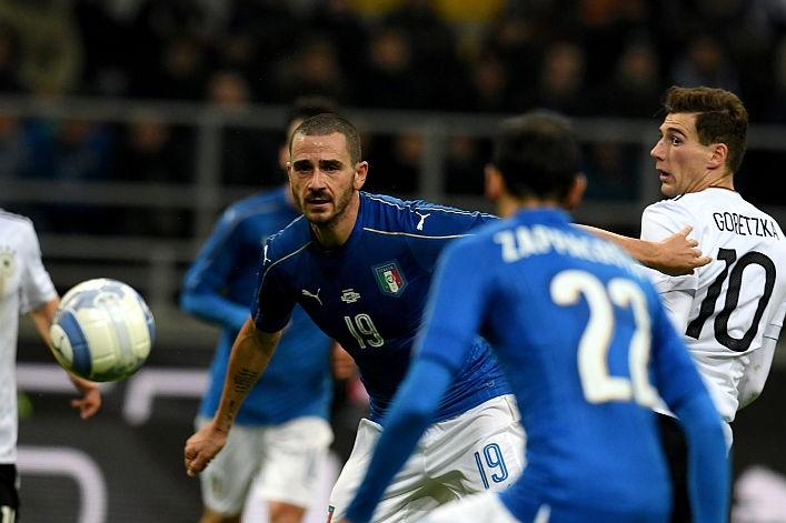 MILAN, ITALY - NOVEMBER 15: Leonardo Bonucci of Italy in action  during the International Friendly Match between Italy and Germany at Giuseppe Meazza Stadium on November 15, 2016 in Milan, .  (Photo by Claudio Villa/Getty Images)
