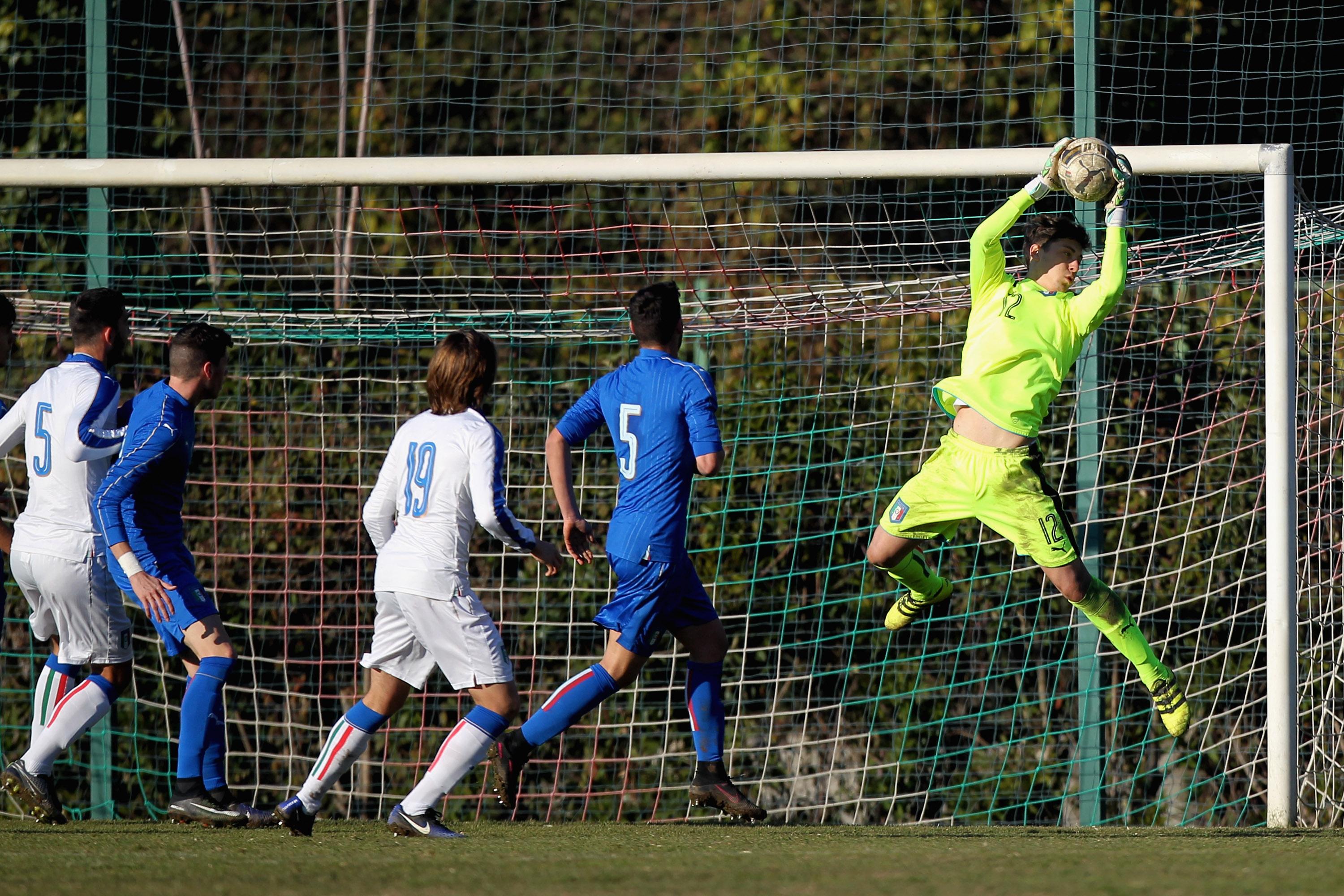 ROME, ITALY - JANUARY 11:  The goalkeeper Gabriel Meli in action during the Italy U18 training session at Acqua Acetosa sport center on January 11, 2017 in Rome, Italy.  (Photo by Paolo Bruno/Getty Images)