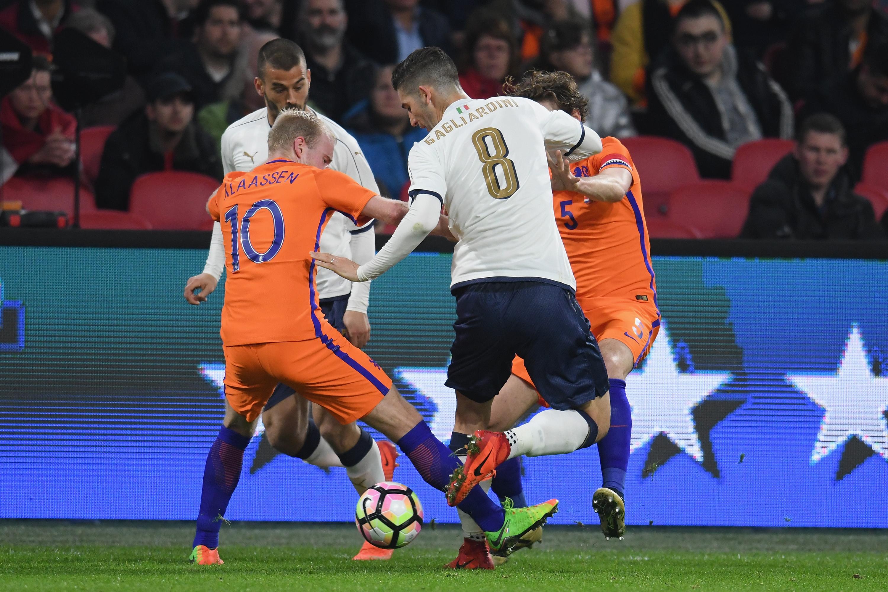 AMSTERDAM, NETHERLANDS - MARCH 28:  Roberto Gagliardini of Italy (R) competes for the ball with Davy Klaassen of Netherlands during the international friendly match between Netherlands and Italy at Amsterdam Arena on March 28, 2017 in Amsterdam, Netherlands.  (Photo by Claudio Villa/Getty Images)