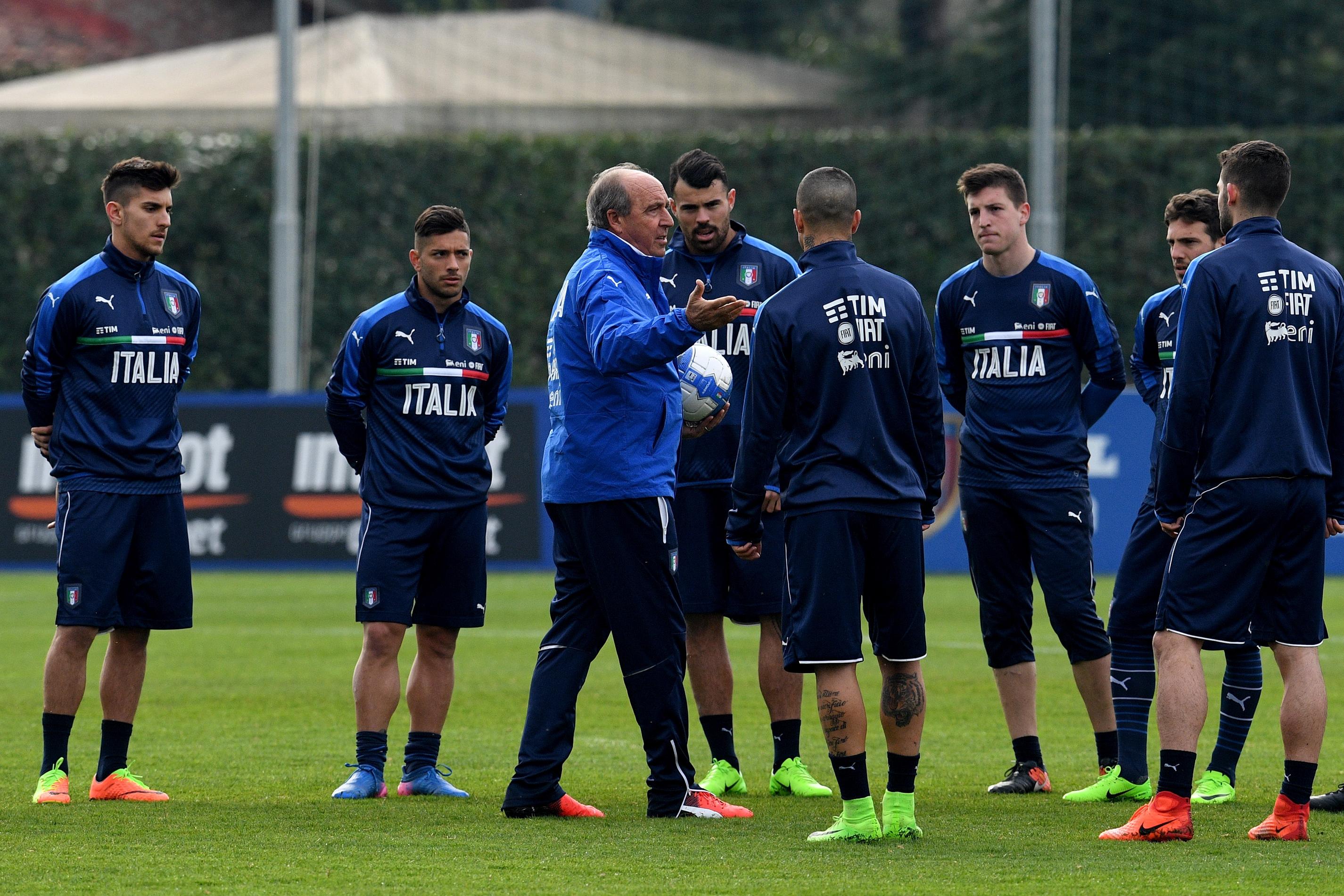 FLORENCE, ITALY - FEBRUARY 20:  Italian national team head coach Giampiero Ventura (C) reacts during the training session at the club\\'s training ground at Coverciano on February 20, 2017 in Florence, Italy.  (Photo by Claudio Villa/Getty Images)