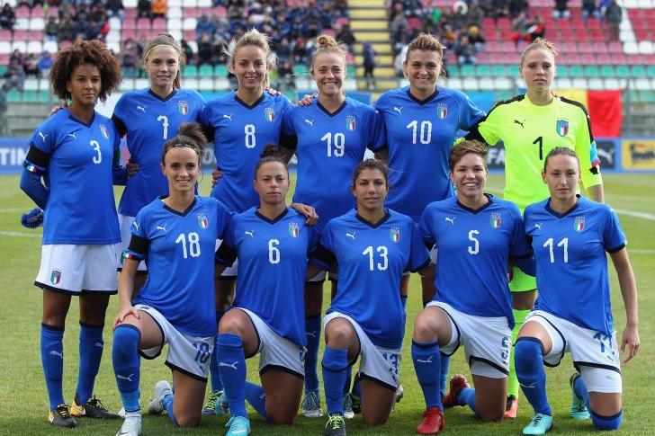 ISERNIA, ITALY - OCTOBER 24:  Italy Team pose during the FIFA Women\\'s World Cup Qualifier match between Italy and Romania on October 24, 2017 in Isernia, Italy.  (Photo by Paolo Bruno/Getty Images)