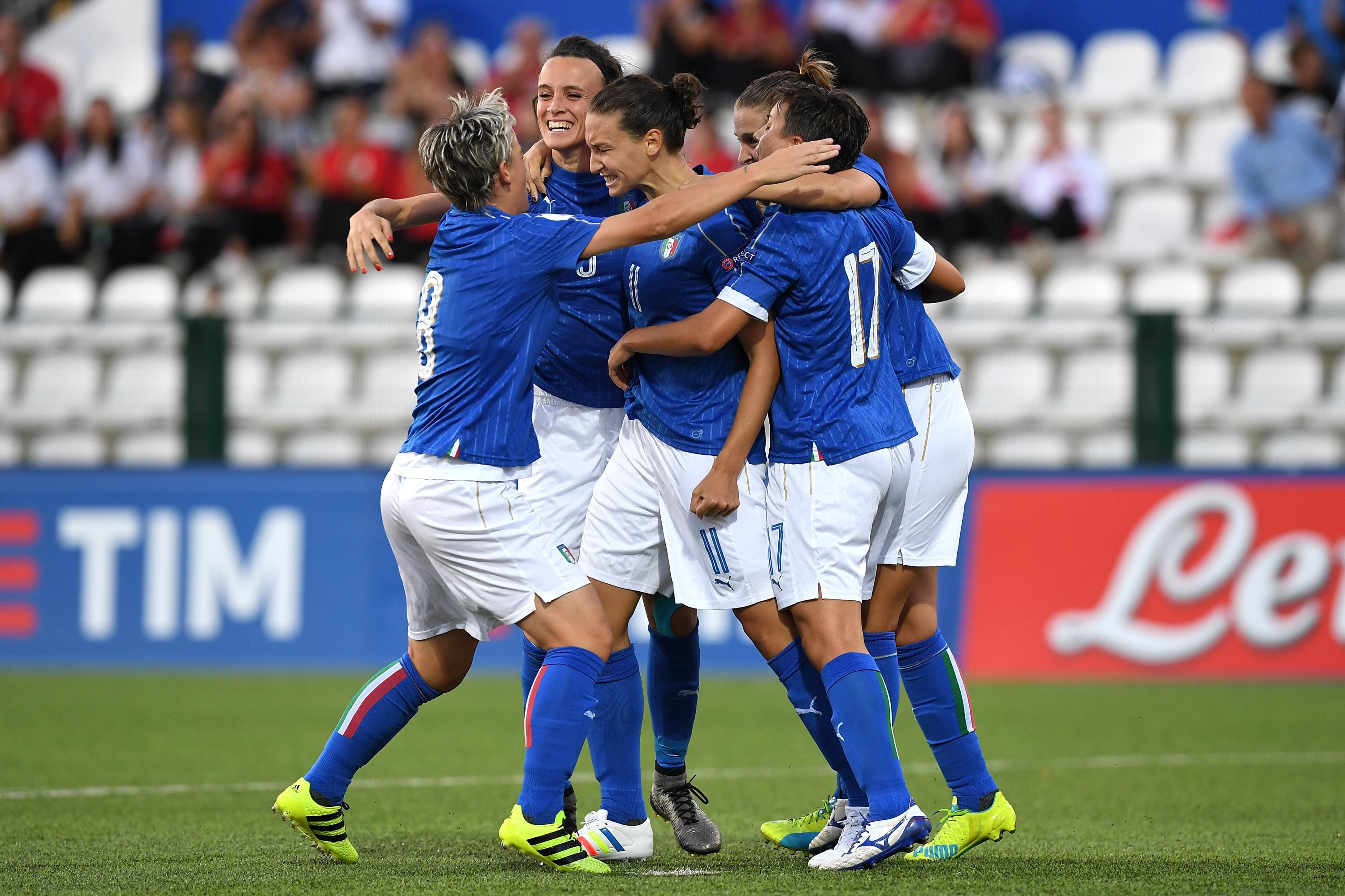 VERCELLI, ITALY - SEPTEMBER 20:  Ilaria Mauro (C) of Italy celebrates after scoring the opening goal with team mates during the UEFA Women\\'s Euro 2017 Qualifier Group 6 match between Italy and Czech Republic at Stadio Silvio Piola on September 20, 2016 in Vercelli, Italy.  (Photo by Valerio Pennicino/Getty Images) *** Local Caption *** Ilaria Mauro
