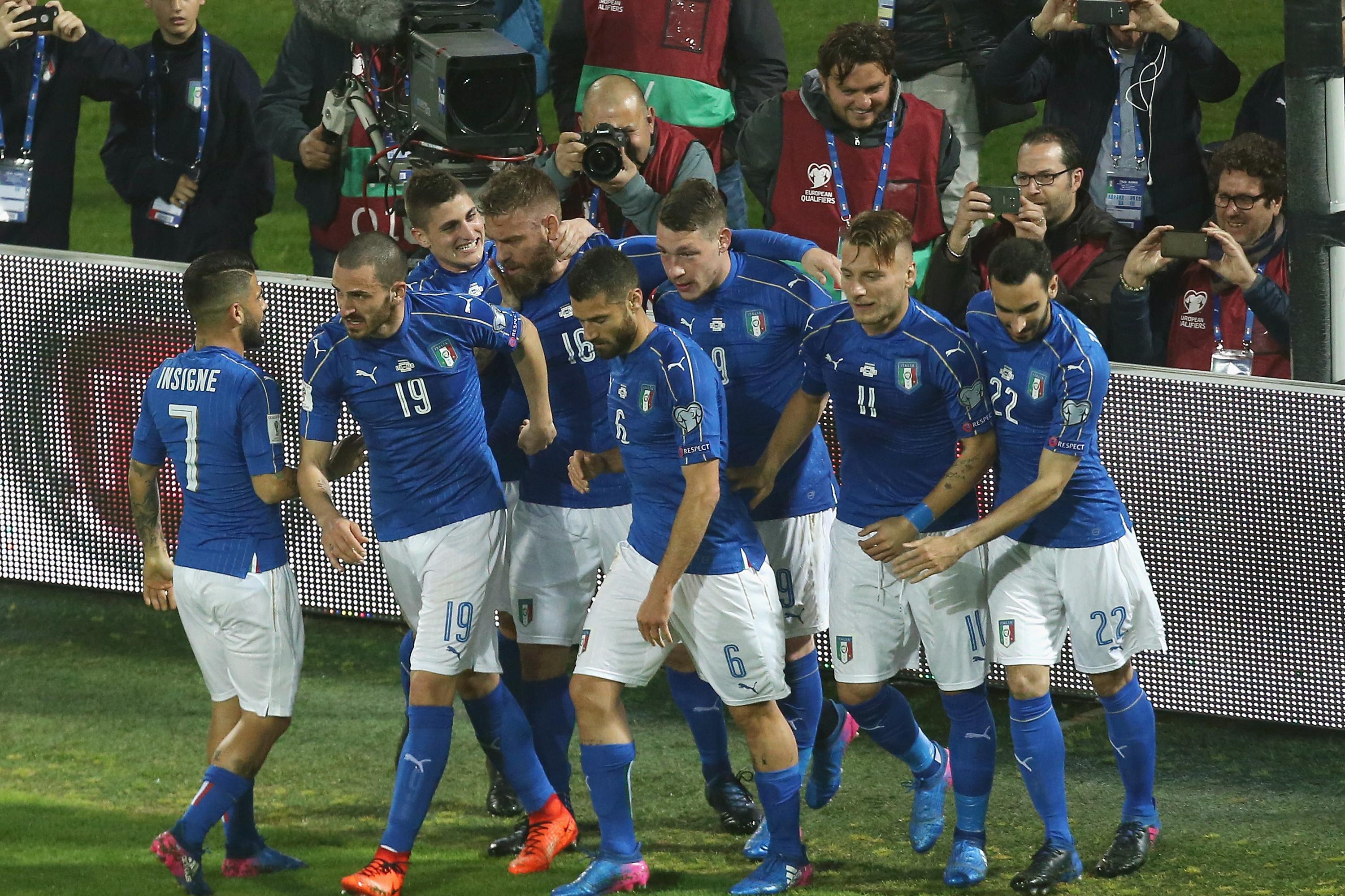 PALERMO, ITALY - MARCH 24: Daniele De Rossi of Italy celebrates after scoring his team\\'s opening goal during the FIFA 2018 World Cup Qualifier between Italy and Albania at Renzo Barbera stadium on March 24, 2017 in Palermo, Italy. (Photo by Maurizio Lagana/Getty Images)