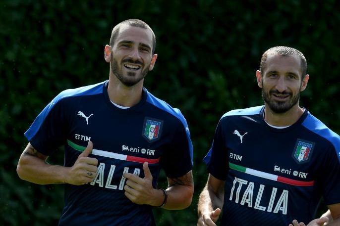 FLORENCE, ITALY - AUGUST 29:  Leonardo Bonucci (L) and Giorgio Chiellini of Italy chat during the traning session at Coverciano on August 29, 2017 in Florence, Italy.  (Photo by Claudio Villa/Getty Images)