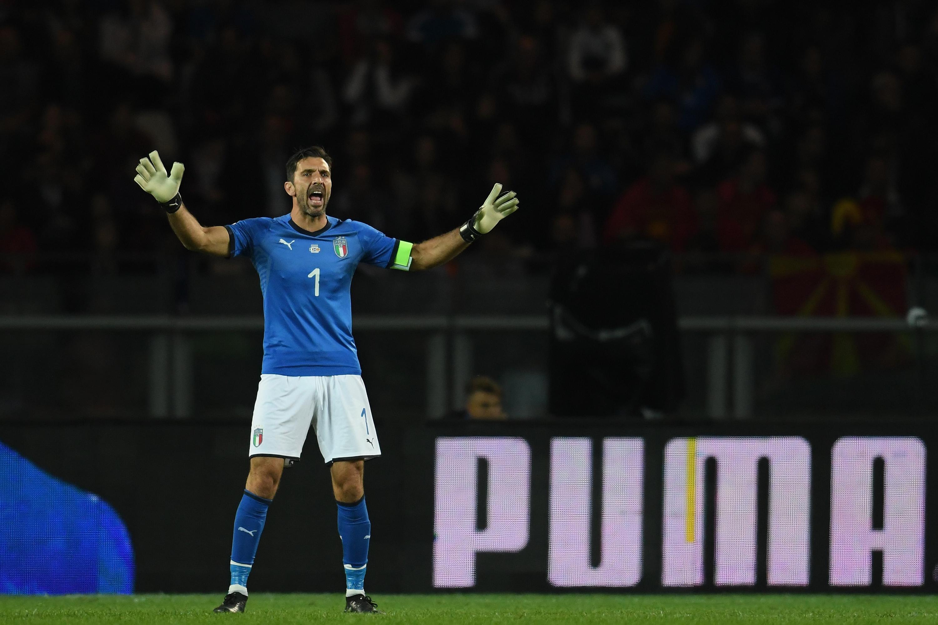 TURIN, ITALY - OCTOBER 06:  Gianluigi Buffon of Italy in action during the FIFA 2018 World Cup Qualifier between Italy and FYR Macedonia at Stadio Olimpico on October 6, 2017 in Turin, Italy.  (Photo by Claudio Villa/Getty Images)