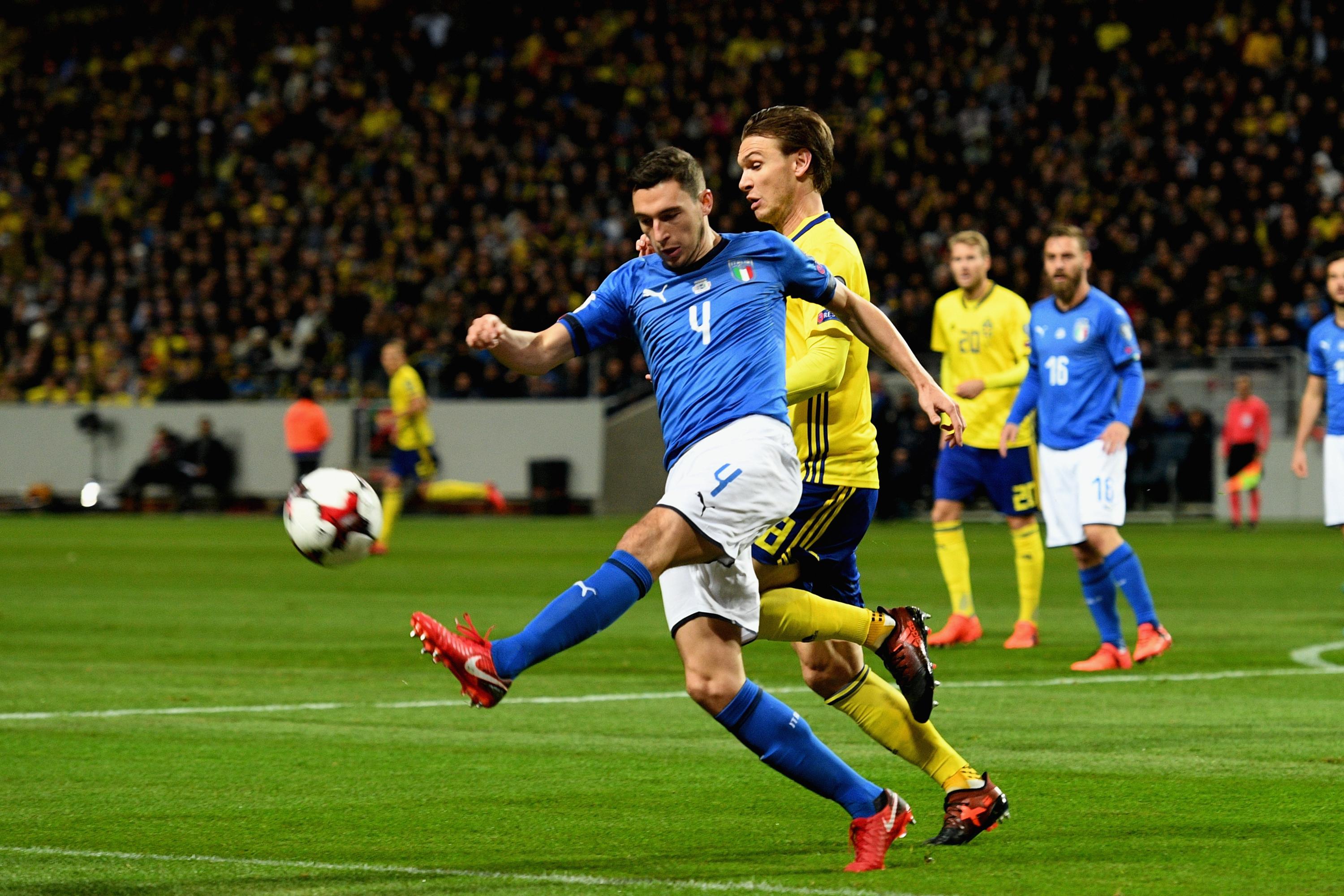 SOLNA, SWEDEN - NOVEMBER 10: Matteo Darmian of Italy (L) competes for the ball with Albin Ekdal of Sweden during the FIFA 2018 World Cup Qualifier Play-Off: First Leg between Sweden and Italy at Friends Arena on November 10, 2017 in Solna, Sweden. (Photo by Claudio Villa/Getty Images)