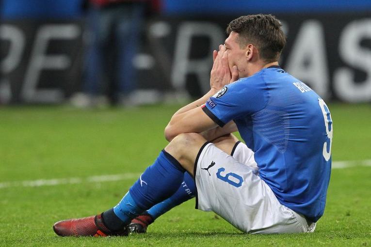 MILAN, ITALY - NOVEMBER 13:  Andrea Belotti of Italy reacts after loosing at the end of the FIFA 2018 World Cup Qualifier Play-Off: Second Leg between Italy and Sweden at San Siro Stadium on November 13, 2017 in Milan, Sweden.  (Photo by Marco Luzzani/Getty Images)