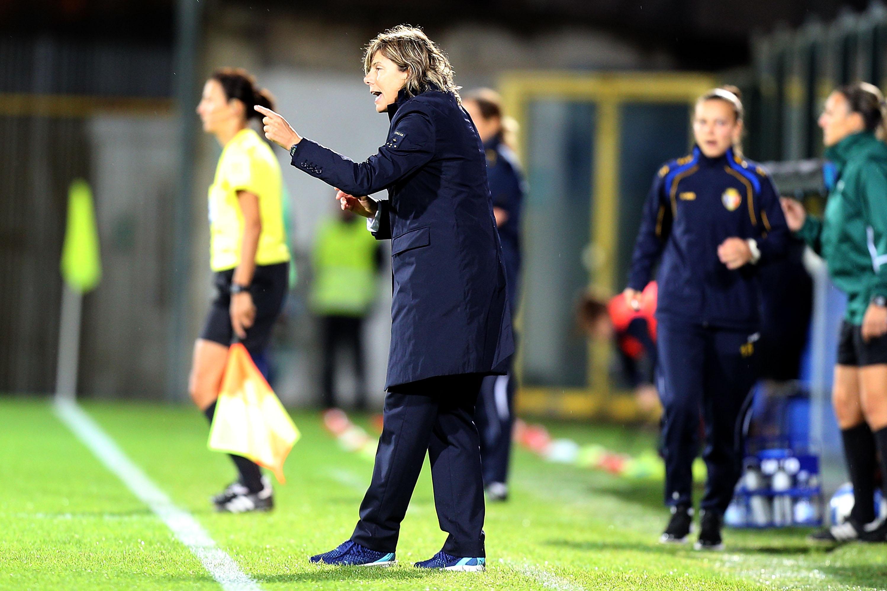 LA SPEZIA, ITALY - SEPTEMBER 15: Milena Bertolini manager of Italy shouts instructions to his players during the 2019 FIFA Women\\'s World Cup Qualifier between Italy Women and Moldova Women at Stadio Alberto Picco on September 15, 2017 in La Spezia, Italy.  (Photo by Gabriele Maltinti/Getty Images)