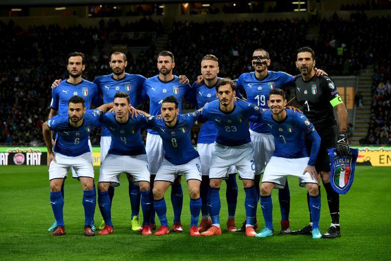 MILAN, ITALY - NOVEMBER 13:   Players of Italy line up prior to the FIFA 2018 World Cup Qualifier Play-Off: Second Leg between Italy and Sweden at San Siro Stadium on November 13, 2017 in Milan, Sweden. (Photo by Claudio Villa/Getty Images)