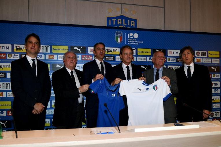 FLORENCE, ITALY - MAY 15:  General Director FIGC Michele Uva,Team manager Gabriele Oriali, FIGC Commissioner Massimo Fabbricini, Head coach Italy Roberto Mancini, FIGC Vice Commissioner Angelo Clarizia and FIGC Vice Commissioner Alessandro Costacurta pose for a photo after the press conference at Centro Tecnico Federale di Coverciano on May 15, 2018 in Florence, Italy.  (Photo by Claudio Villa/Getty Images)