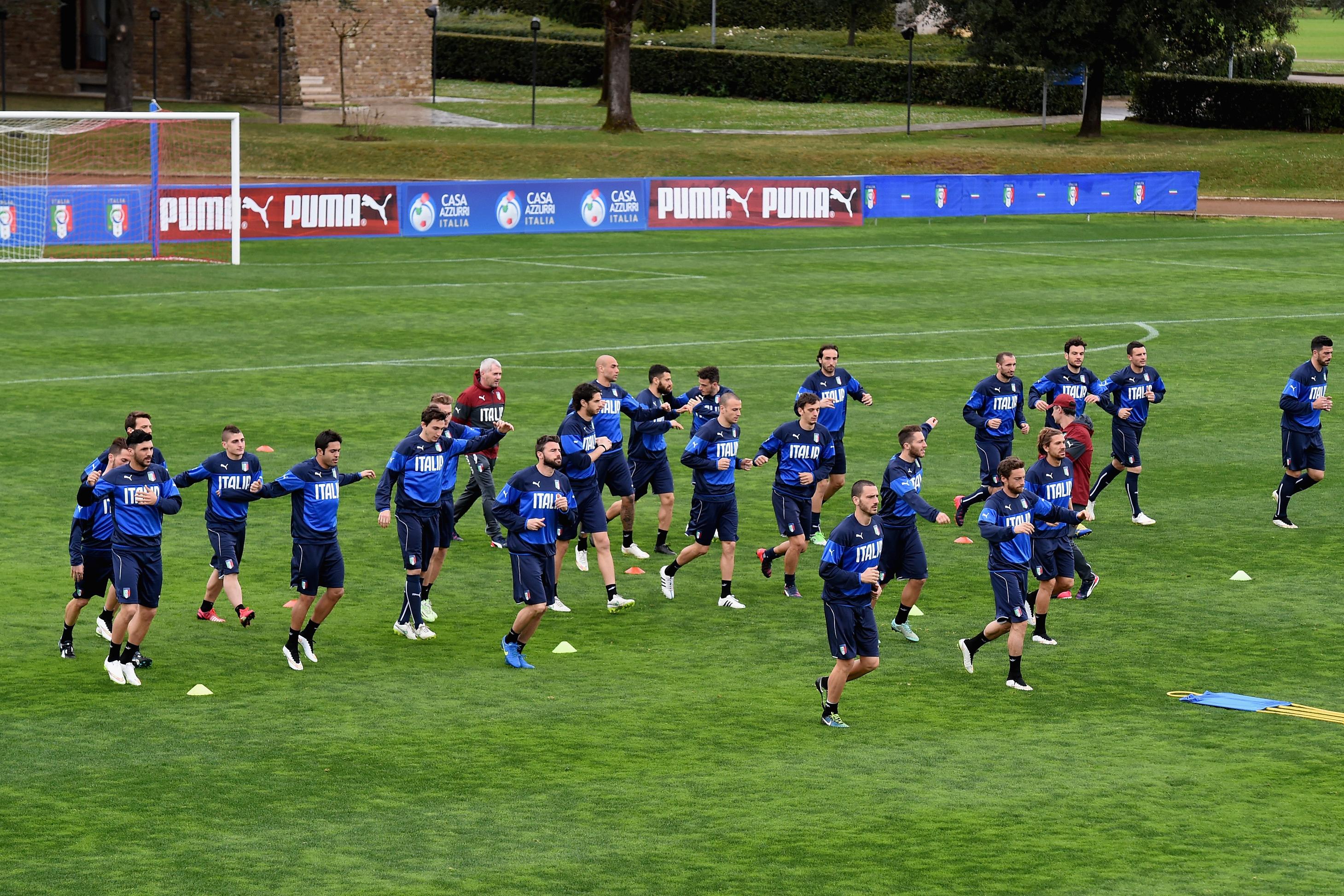 FLORENCE, ITALY - MARCH 25:  Players during Italy Training Session at Coverciano on March 25, 2015 in Florence, Italy.  (Photo by Claudio Villa/Getty Images)