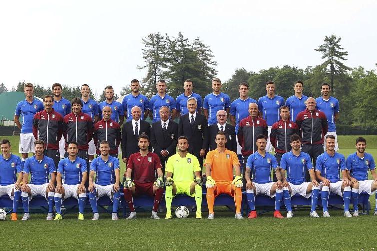 COMO, ITALY - JUNE 13:  The Italy U21 team pose during the official Italy U21 portrait session at the training ground on June 13, 2015 in Appiano Gentile Como, Italy.  (Photo by Marco Luzzani/Getty Images)