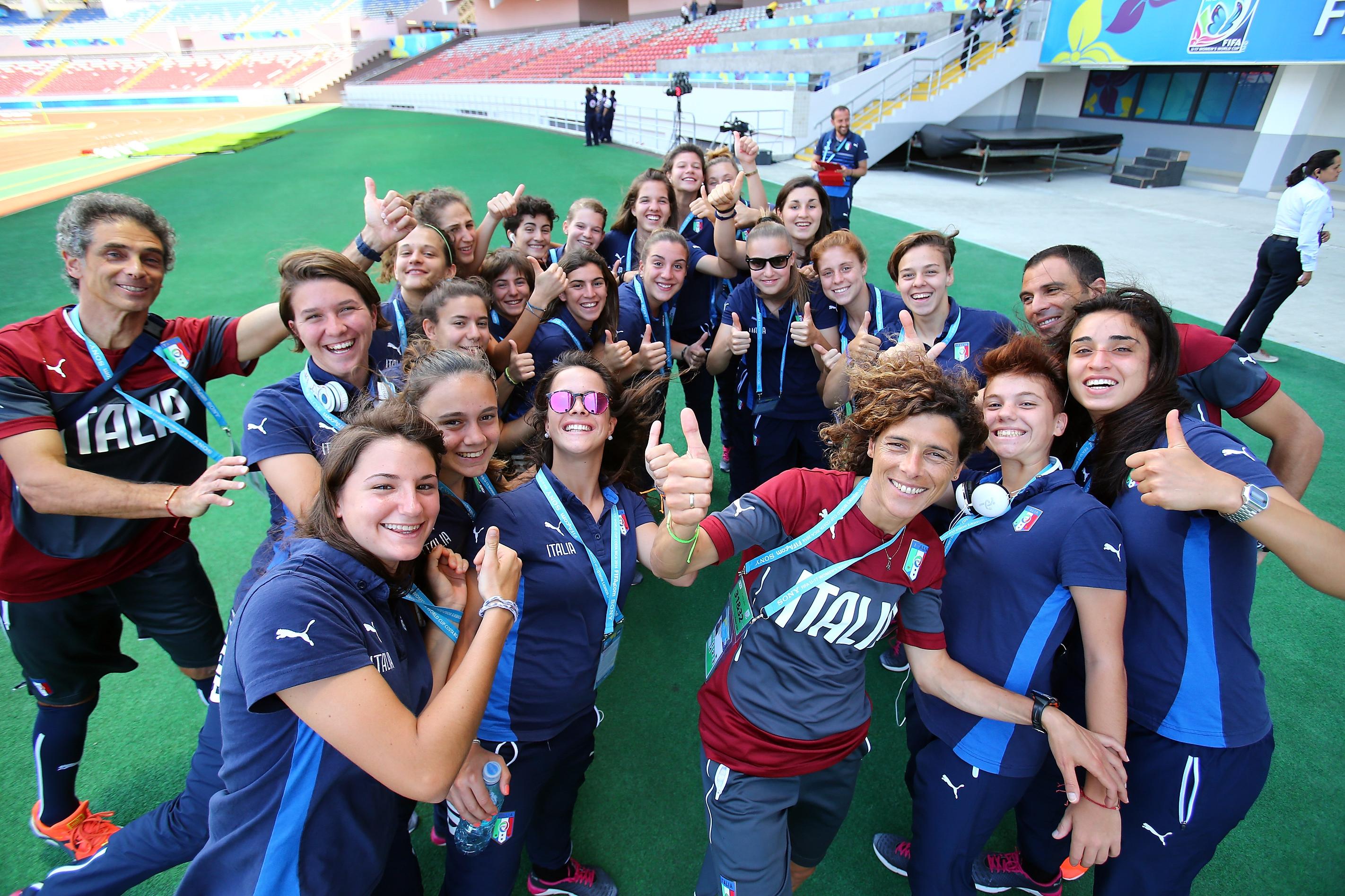 SAN JOSE, COSTA RICA - APRIL 04:  Team members of Italy cheer prior to the FIFA U-17 Women\\'s World Cup 2014 3rd place play off match between Venezuela and Italy at Estadio Nacional on April 4, 2014 in San Jose, Costa Rica.  (Photo by Martin Rose - FIFA/FIFA via Getty Images)
