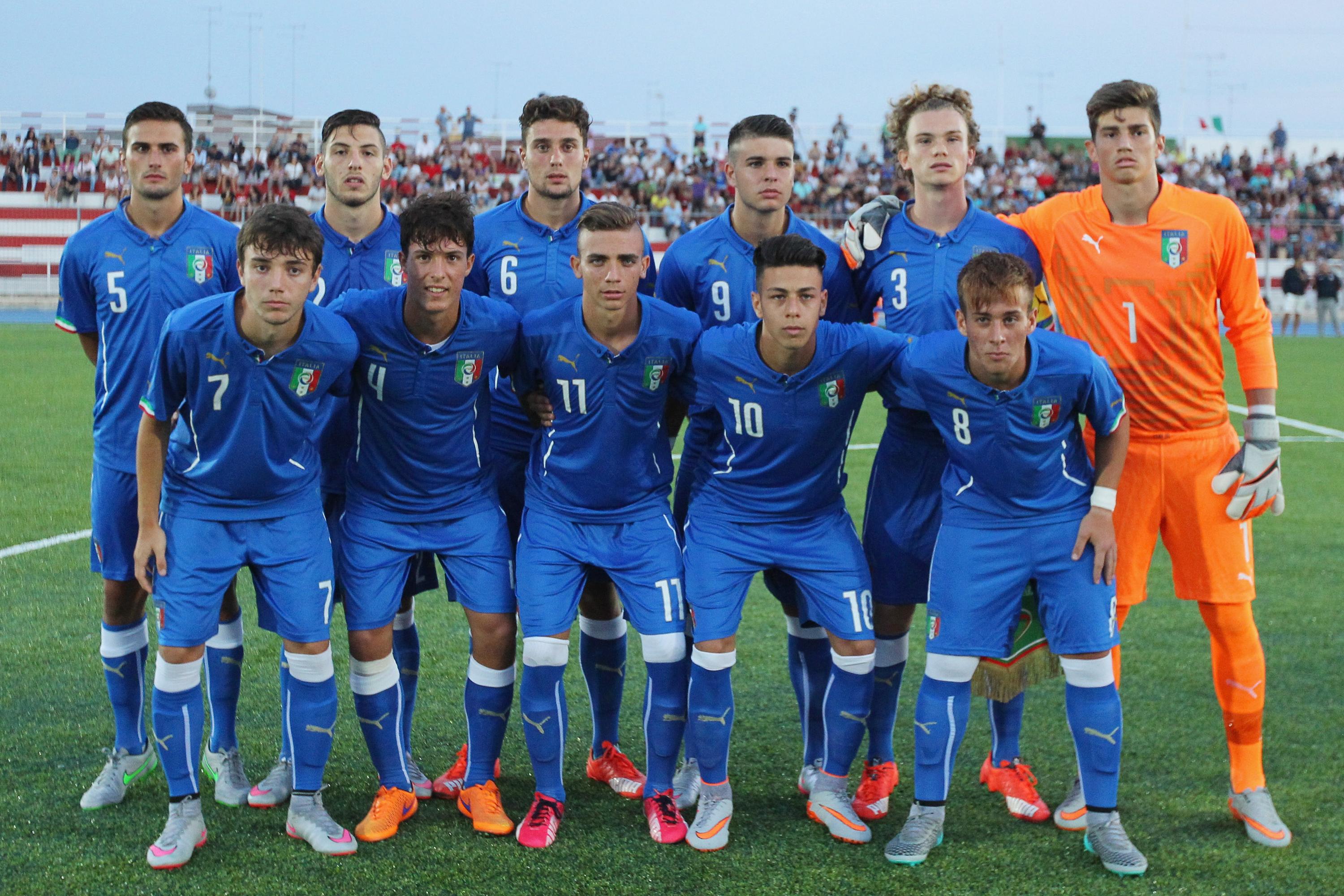 TARANTO, ITALY - AUGUST 12:  Italy team poses before the international friendly match between Italy U18 and Bulgaria U18 at Stadio Giovanni De Bellis on August 12, 2015 in Castellaneta near Taranto, Italy.  (Photo by Paolo Bruno/Getty Images)