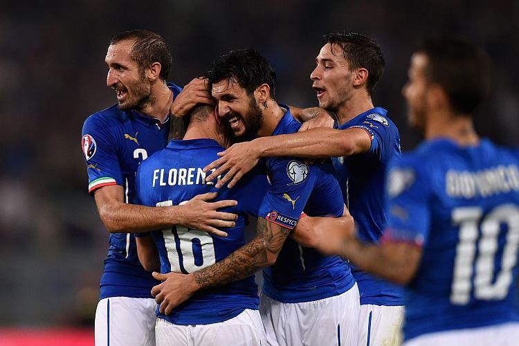 ROME, ITALY - OCTOBER 13: Alessandro Florenzi of Italy #61 celebrates after scoring the first goal during the UEFA EURO 2016 Qualifier between Italy and Norway at Olimpico Stadium on October 13, 2015 in Rome, Italy. (Photo by Claudio Villa/Getty Images)