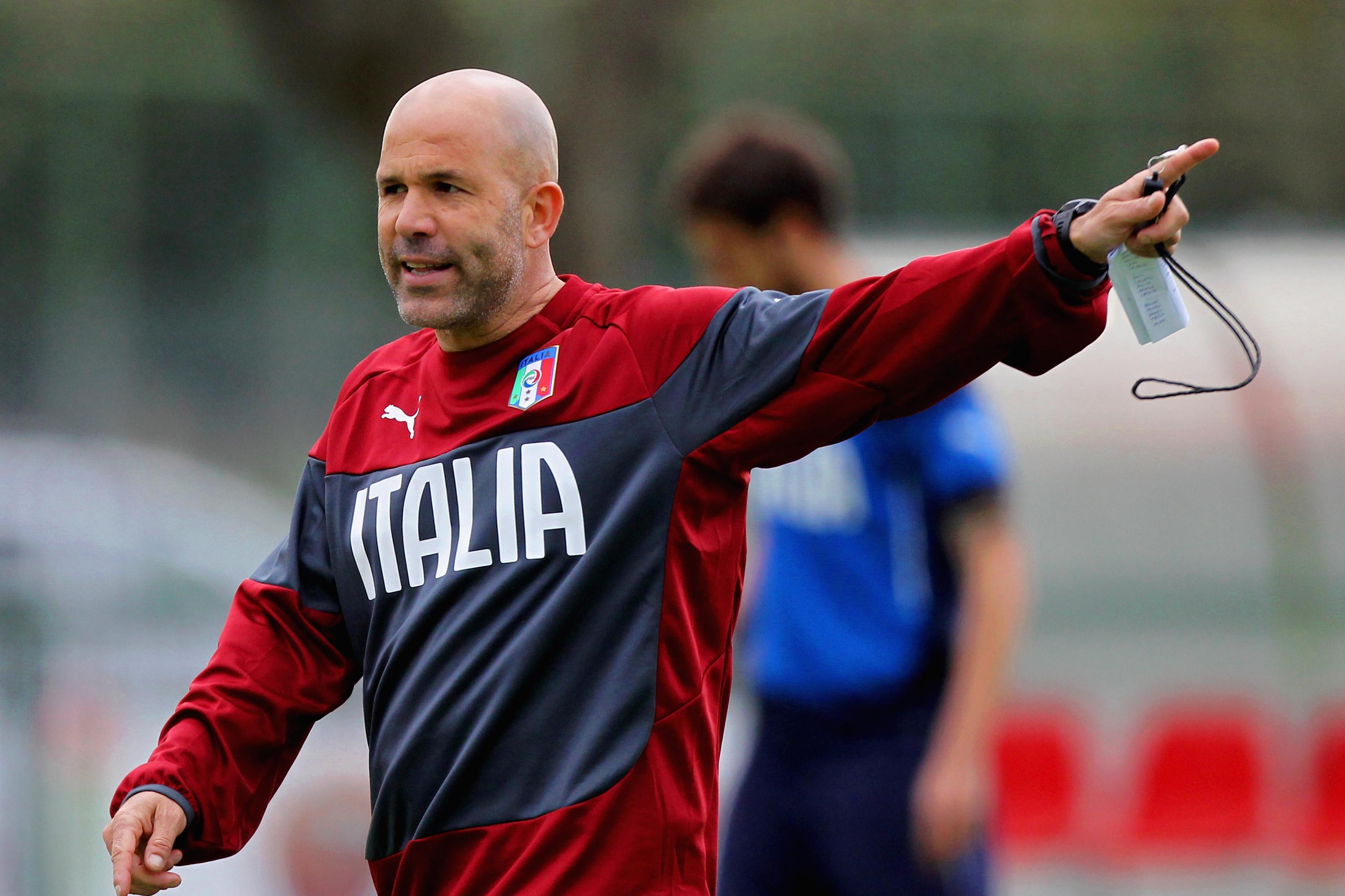 ROME, ITALY - MARCH 23:  Italy U21 head coach Luigi Di Biagio gestures during the training session at the Giulio Onesti Sports Center on March 23, 2015 in Rome, Italy.  (Photo by Paolo Bruno/Getty Images) *** Local Caption *** Luigi Di Biagio