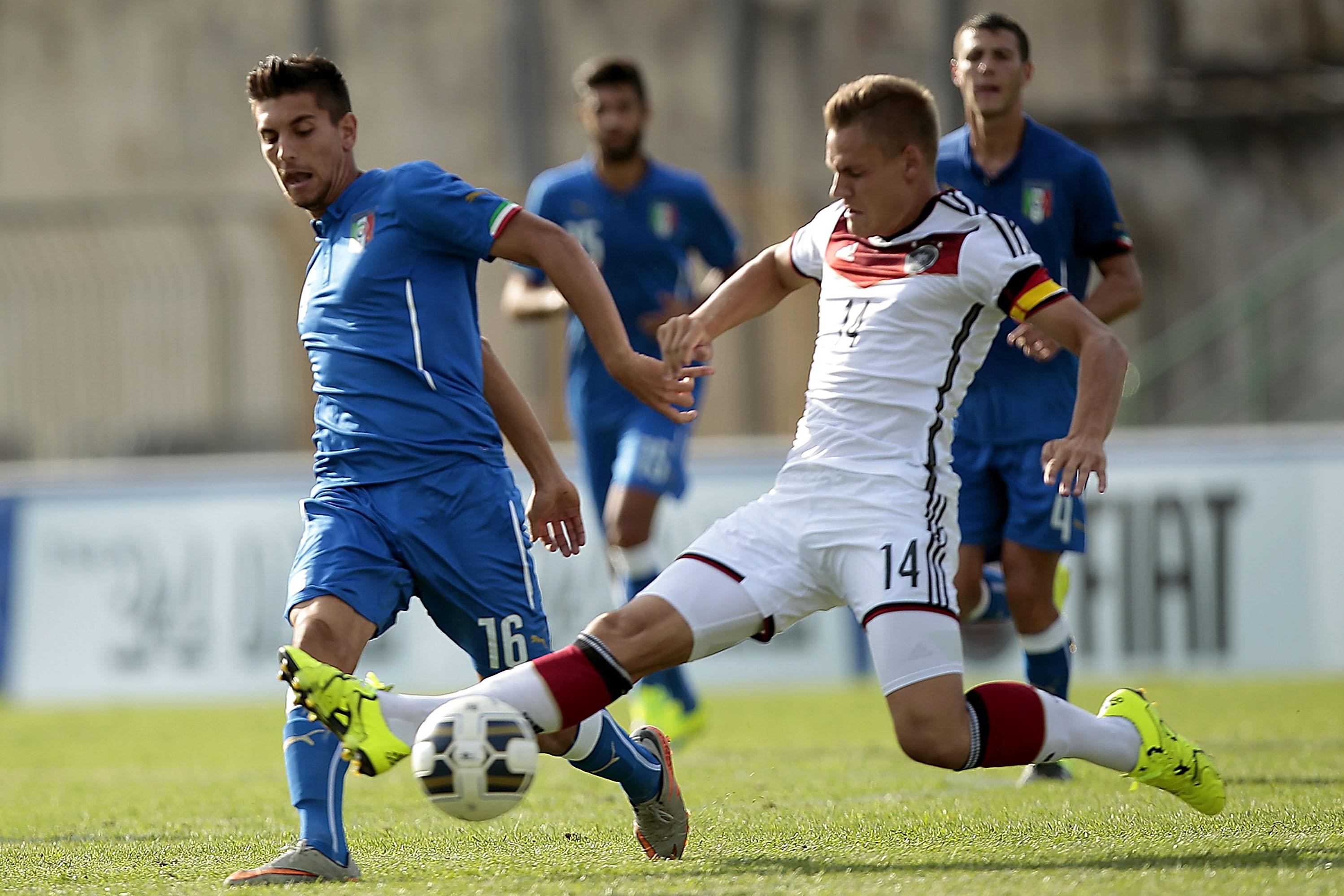 LUCCA, ITALY - SEPTEMBER 03: Lorenzo Pellegrini of Italy U20 battles for the ball with Max Cristiansen of Germany U20 during the match between Italy U20 and Germany U20 at Stadio Porta Elisa on September 3, 2015 in Lucca, Italy.  (Photo by Gabriele Maltinti/Getty Images)