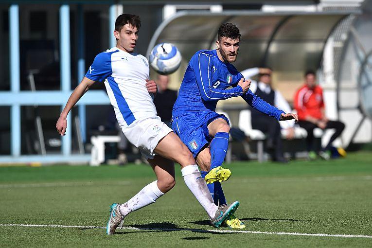 CHIAVARI, ITALY - FEBRUARY 10: Gaetano Monachello (R) of Italy U21 is challenged by Cristian Dell Orco of Italy B during the friendly match between Italy U21 and Italy B on February 10, 2016 in Chiavari, Italy. (Photo by Valerio Pennicino/Getty Images)