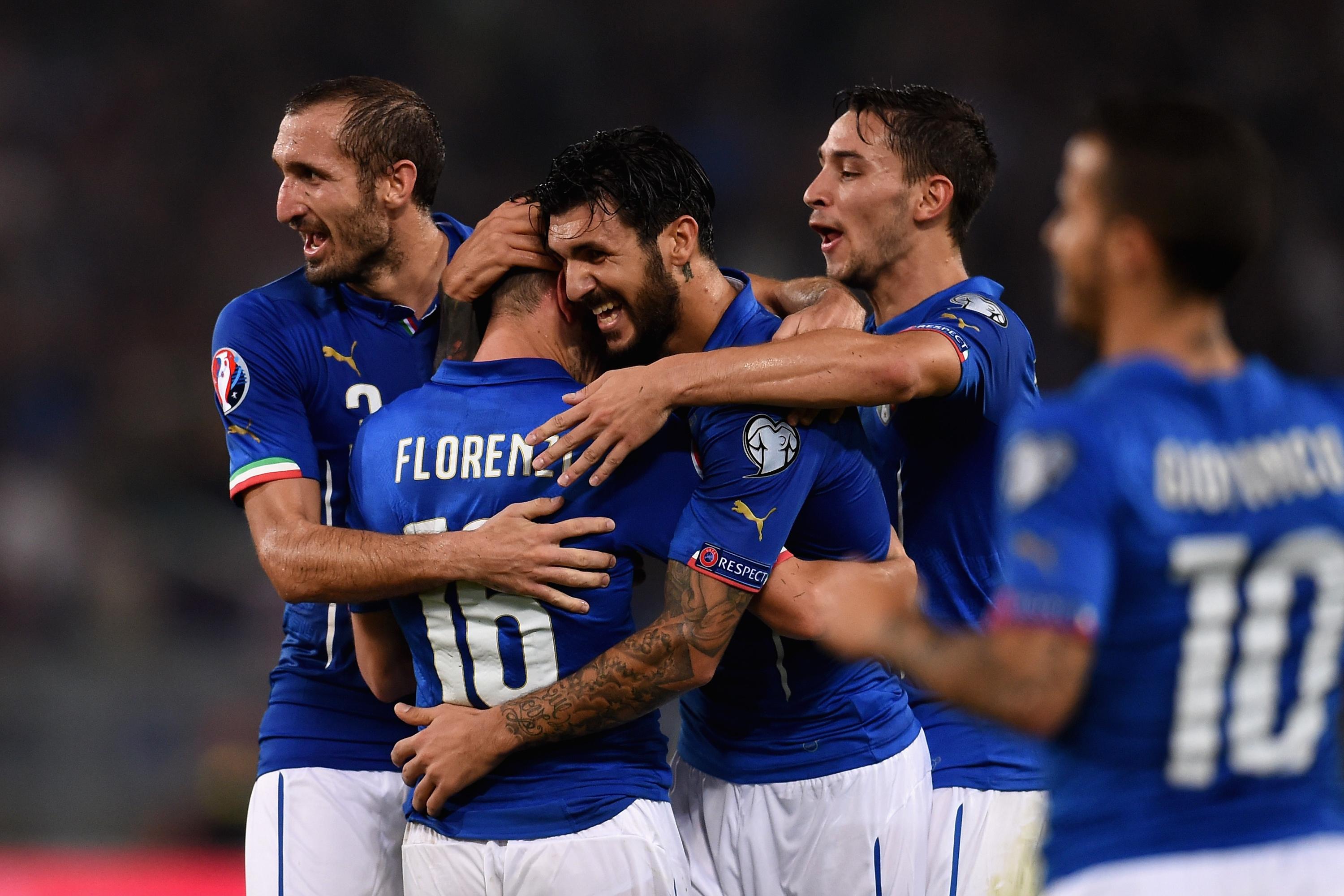 ROME, ITALY - OCTOBER 13:  Alessandro Florenzi of Italy #61 celebrates after scoring the first goal during the UEFA EURO 2016 Qualifier between Italy and Norway at Olimpico Stadium on October 13, 2015 in Rome, Italy.  (Photo by Claudio Villa/Getty Images)