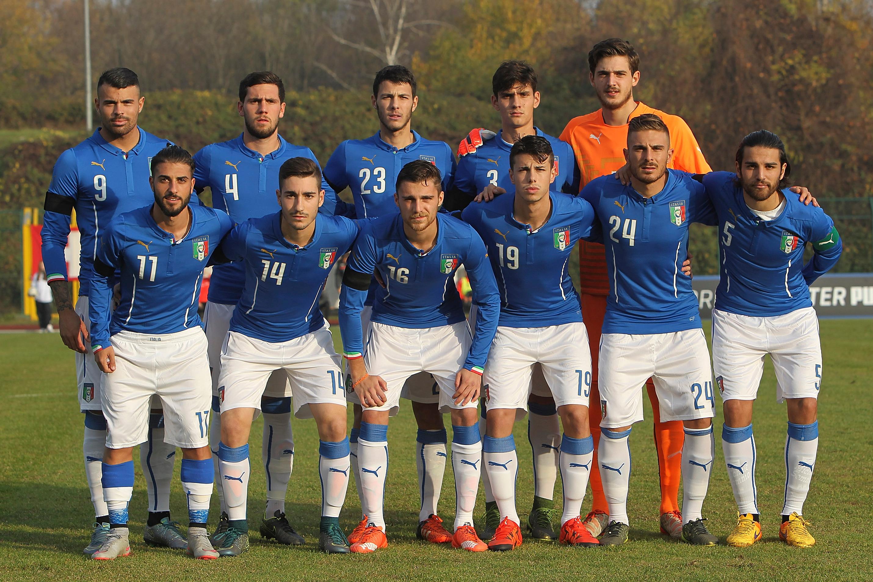 MEDA, ITALY - NOVEMBER 17: Italy team line up before the match between Italy U20 and Switzerland U20 at Stadio Citta\\' di Meda on November 17, 2015 in Meda, Italy. (Photo by Marco Luzzani/Getty Images)