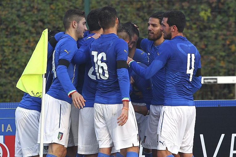 MEDA, ITALY - NOVEMBER 17: Andrea Petagna of Italy celebrates with his team-mates after scoring the opening goal during the match between Italy U20 and Switzerland U20 at Stadio Citta\\' di Meda on November 17, 2015 in Meda, Italy. (Photo by Marco Luzzani/Getty Images)