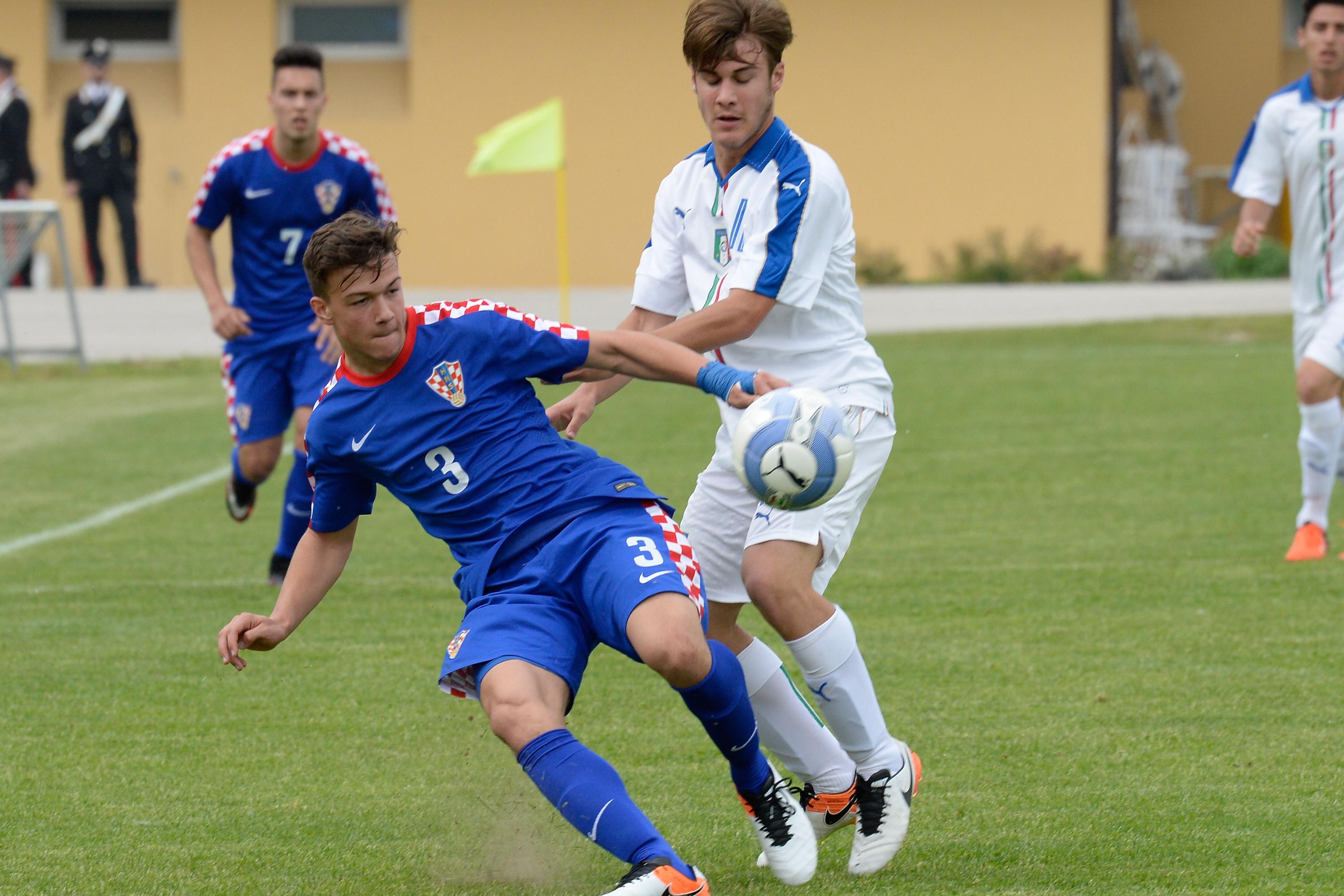 \"FIUME VENETO, ITALY - MAY 10: Elia Visconti (R) of Italy U16 competes with Petar Mikulic of Croazia U16 during the Italy U16 v Croatia U16 - International Friendly aT Stadio Comunale on May 10, 2016 in Fiume Veneto, Italy. (Photo by Dino Panato/Getty Images)\"