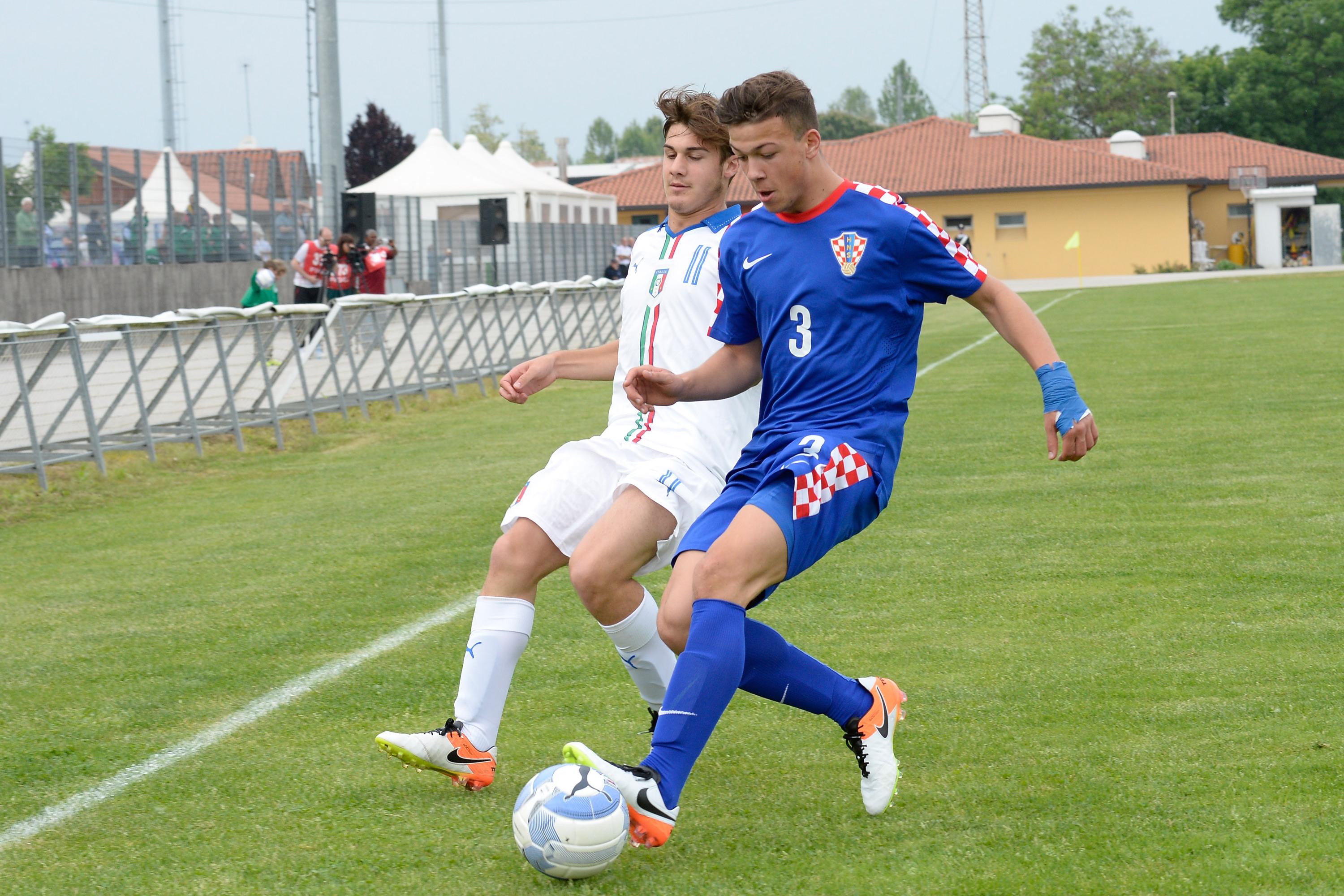\"FIUME VENETO, ITALY - MAY 10:  Elia Visconti (L) of Italy U16 competes with Petar Mikulic of Croazia U16 during the Italy U16 v Croatia U16 - International Friendly aT Stadio Comunale on May 10, 2016 in Fiume Veneto, Italy.  (Photo by Dino Panato/Getty Images)\"
