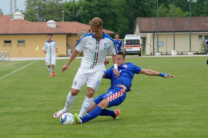 \"FIUME VENETO, ITALY - MAY 10:  Vittorio Vigolo (L) of Italy U16 competes with Petar Mikulic of Croazia U16 during the Italy U16 v Croatia U16 - International Friendly aT Stadio Comunale on May 10, 2016 in Fiume Veneto, Italy.  (Photo by Dino Panato/Getty Images)\"
