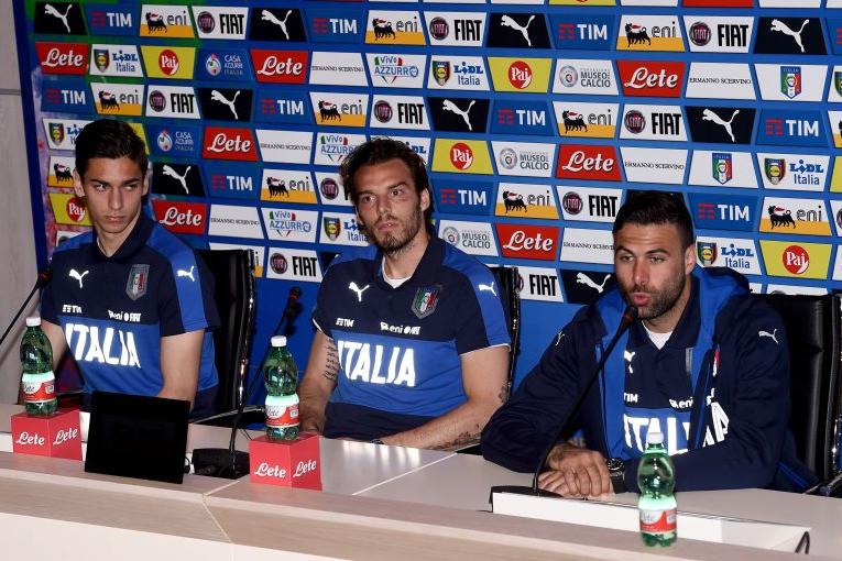 FLORENCE, ITALY - MAY 26:  (L-R) Alex Meret, Federico Marchetti and Salvatore Sirigu of Italy speak to the media during a press conference at the club\\'s training ground at Coverciano on May 26, 2016 in Florence, Italy.  (Photo by Claudio Villa/Getty Images)