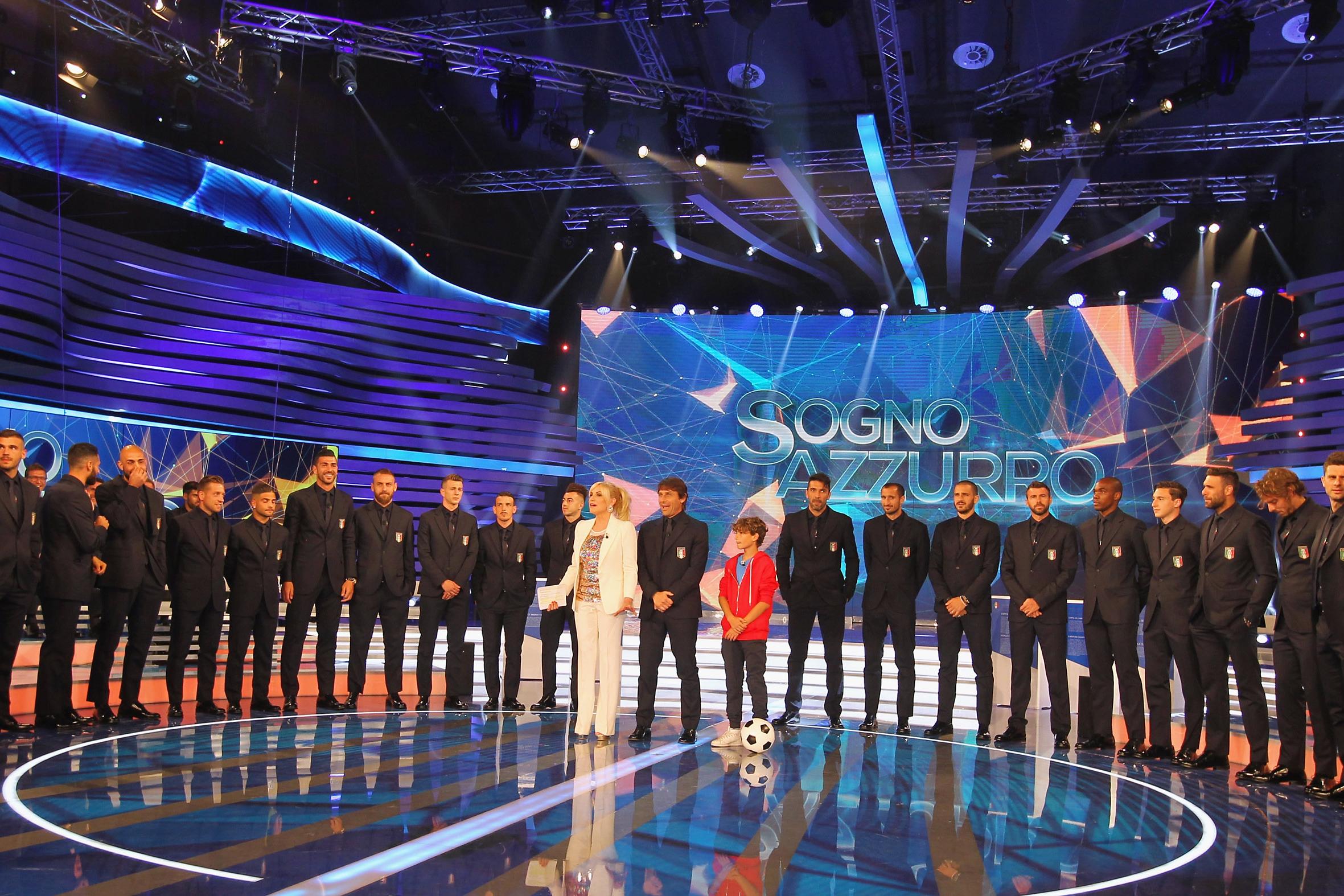 ROME, ITALY - MAY 31:  Tv presenter Antonella Clerici (C) and Italy team pose during the \\'Sogno Azzurro\\' TV programme at Auditorium del Foro Italico on May 31, 2016 in Rome, Italy.  (Photo by Paolo Bruno/Getty Images)