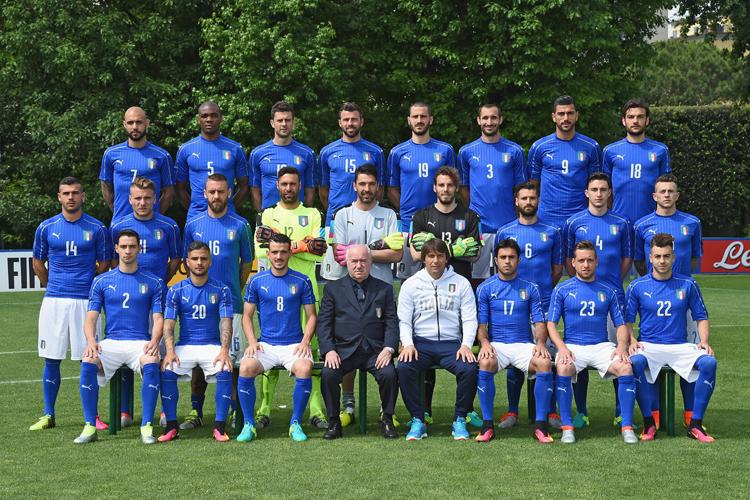 FLORENCE, ITALY - JUNE 01:  Players of Italy pose for a team photo ahead of the UEFA Euro 2016 at Coverciano on June 1, 2016 in Florence, Italy.  (Photo by Claudio Villa/Getty Images)