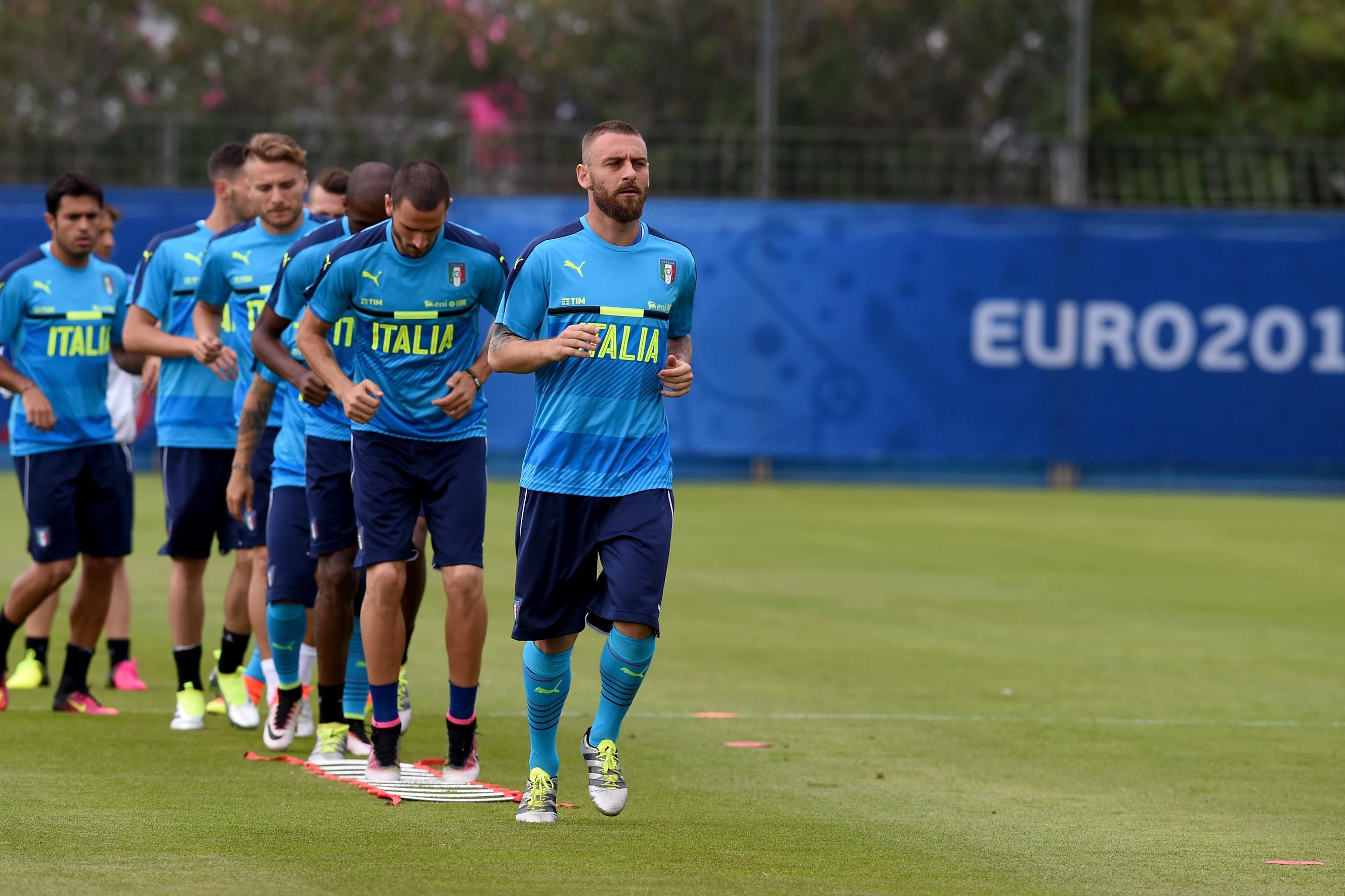 MONTPELLIER, FRANCE - JUNE 10:  Daniele De Rossi of Italy (C) in action during the training session at \"Bernard Gasset\" Training Center on June 10, 2016 in Montpellier, France.  (Photo by Claudio Villa/Getty Images)