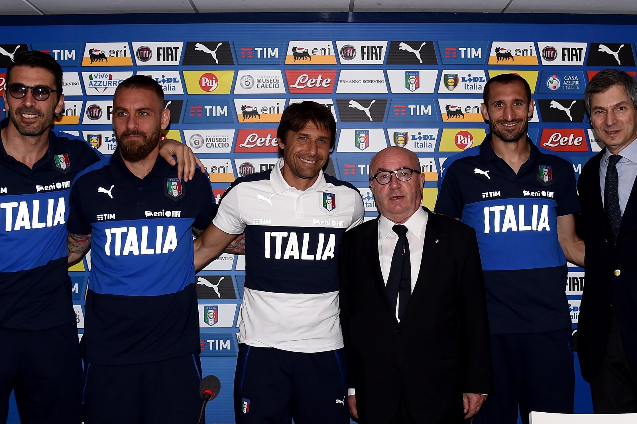 MONTPELLIER, FRANCE - JUNE 09: (L-R) Gianluigi Buffon, Daniele De Rossi, Head coach Antonio Conte, President FIGC Carlo Tavecchio and Italy\\'s Ambassador in France Giandomenico Magliano pose for a photo during a press conference at Casa Azzurri on June 9, 2016 in Montpellier, France. (Photo by Claudio Villa/Getty Images)