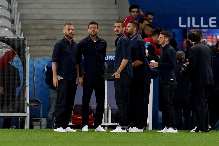 LILLE, FRANCE - JUNE 21:  Players of Italy (L) attend Italy Pitch Walkabout at Stade Pierre Mauroy on June 21, 2016 in Lille, France.  (Photo by Claudio Villa/Getty Images)