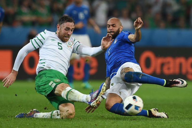 LILLE, FRANCE - JUNE 22: Simone Zaza of Italy and Richard Keogh of Republic of Ireland compete for the ball during the UEFA EURO 2016 Group E match between Italy and Republic of Ireland at Stade Pierre-Mauroy on June 22, 2016 in Lille, France.  (Photo by Claudio Villa/Getty Images)