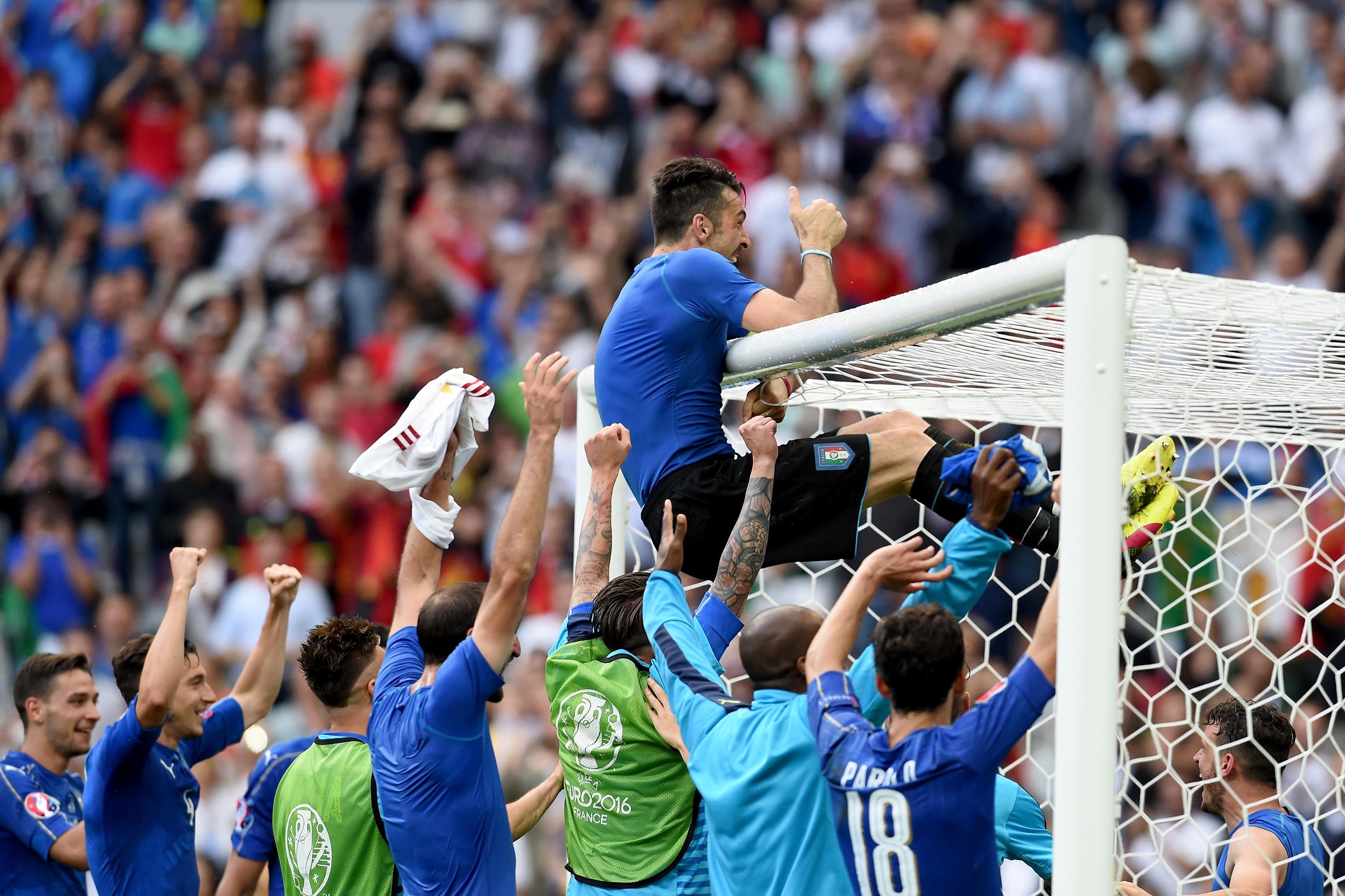 PARIS, FRANCE - JUNE 27:  Gianluigi Buffon of Italy clings on the crossbar to celebrates his team\\'s 2-0 win in the UEFA EURO 2016 round of 16 match between Italy and Spain at Stade de France on June 27, 2016 in Paris, France.  (Photo by Claudio Villa/Getty Images)