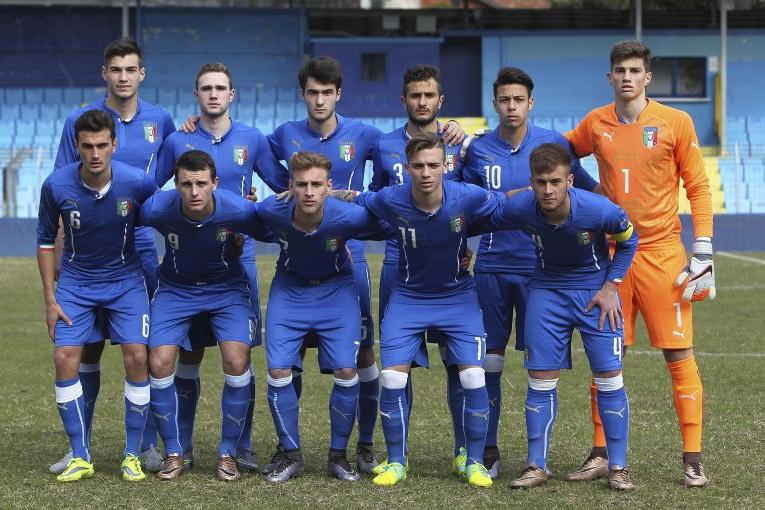 \"LECCO, ITALY - MARCH 09: Italy line up before the U18 international friendly match between Italy and Switzerland on March 9, 2016 in Lecco, Italy. (Photo by Marco Luzzani/Getty Images)\"