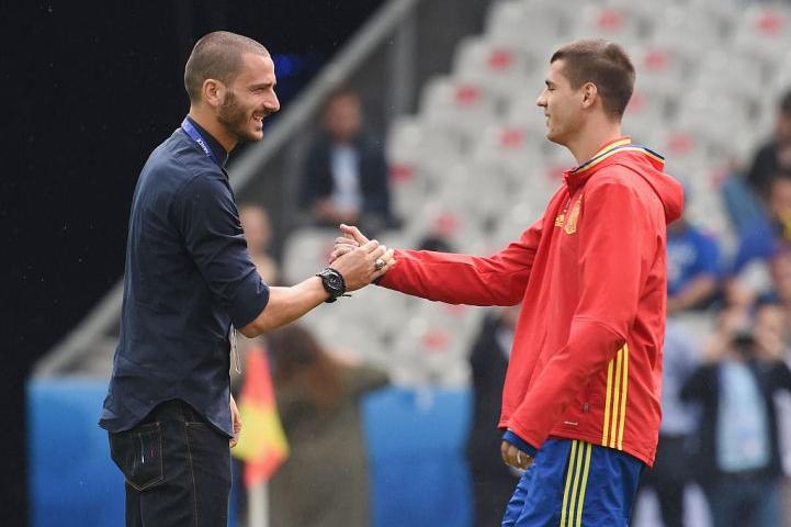 PARIS, FRANCE - JUNE 27: Leonardo Bonucci (L) of Italy and Alvaro Morata (R) of Spain shake hands prior to the UEFA EURO 2016 round of 16 match between Italy and Spain at Stade de France on June 27, 2016 in Paris, France. (Photo by Claudio Villa/Getty Images)